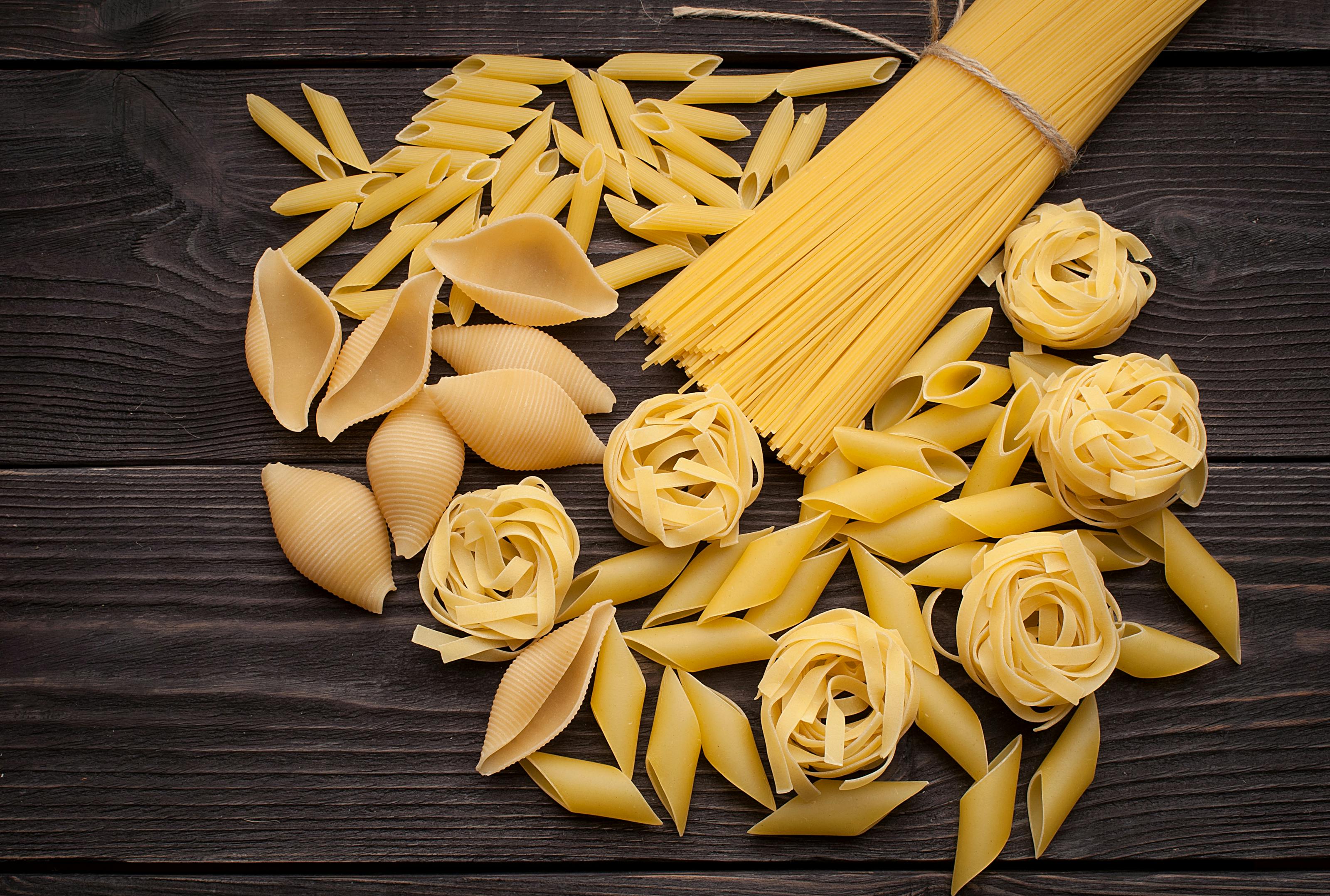 Vari tipi di pasta secca su tavolo