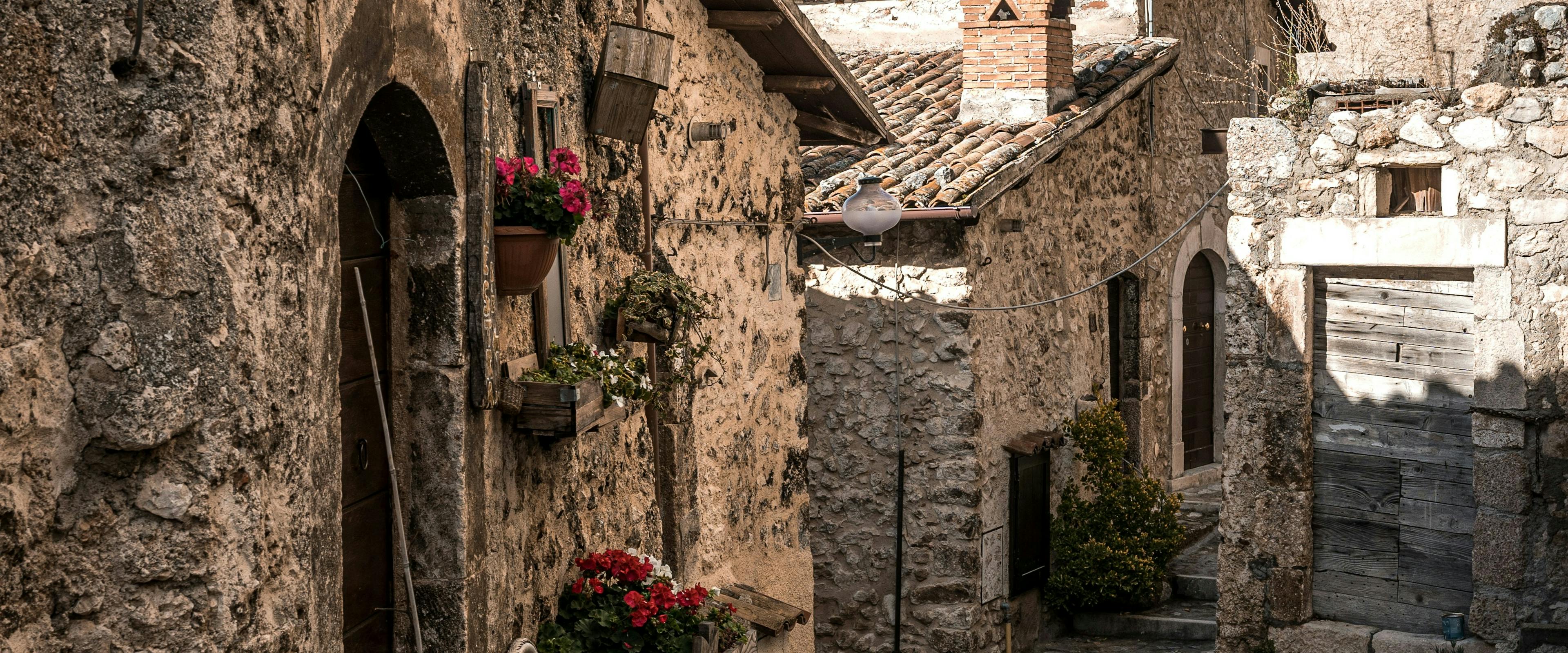 Borgo in Abruzzo con strade di ciottoli