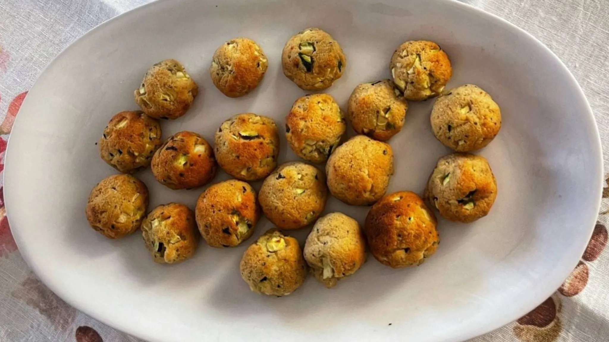 Vegane Bällchen aus Kichererbsen und Zucchini