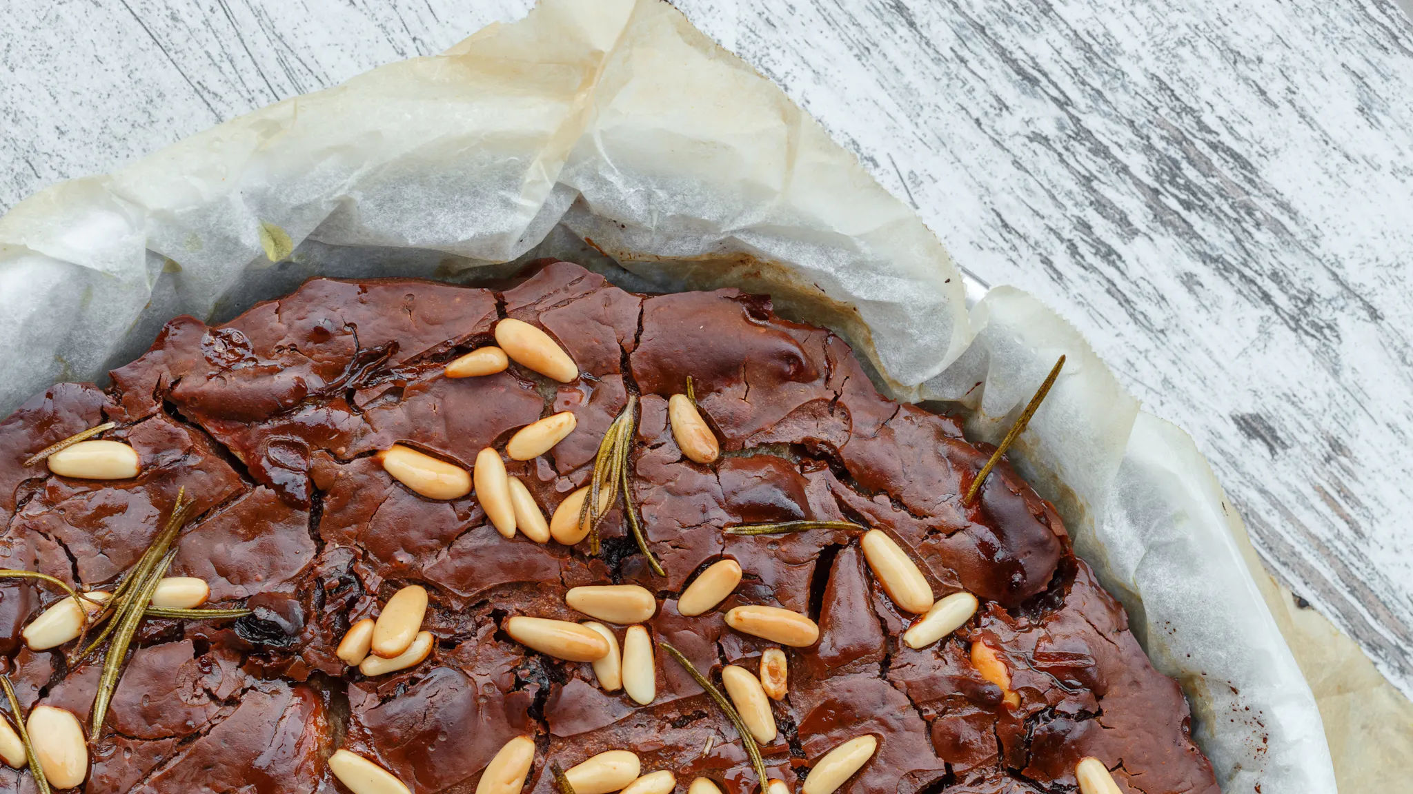 Castagnaccio aux pignons, raisins secs et romarin