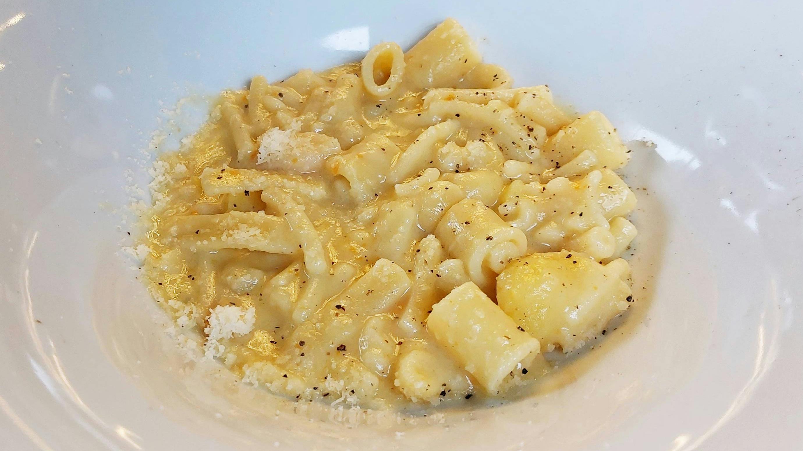 Pasta patate e provola in piatto