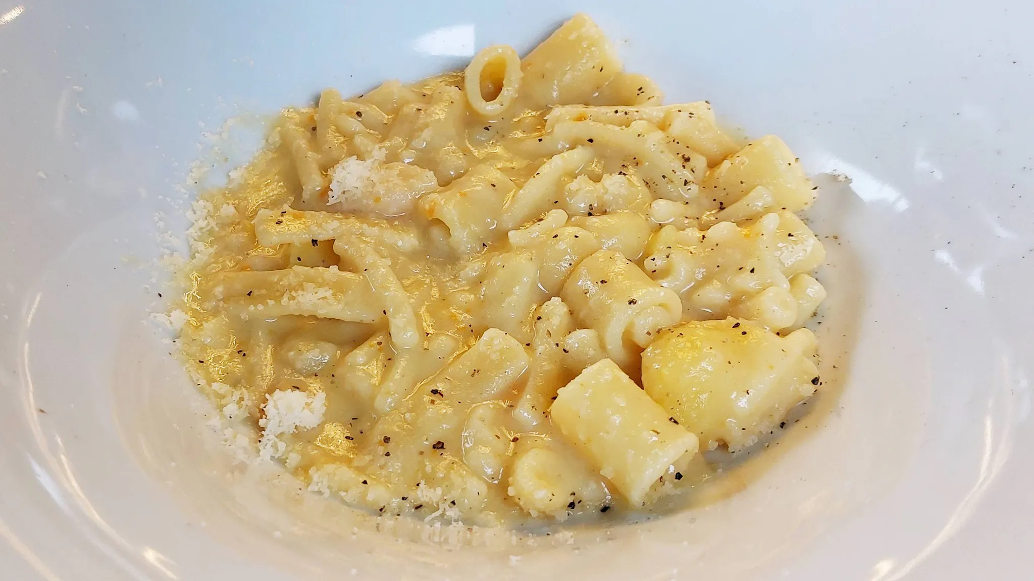 Pasta patate e provola in piatto