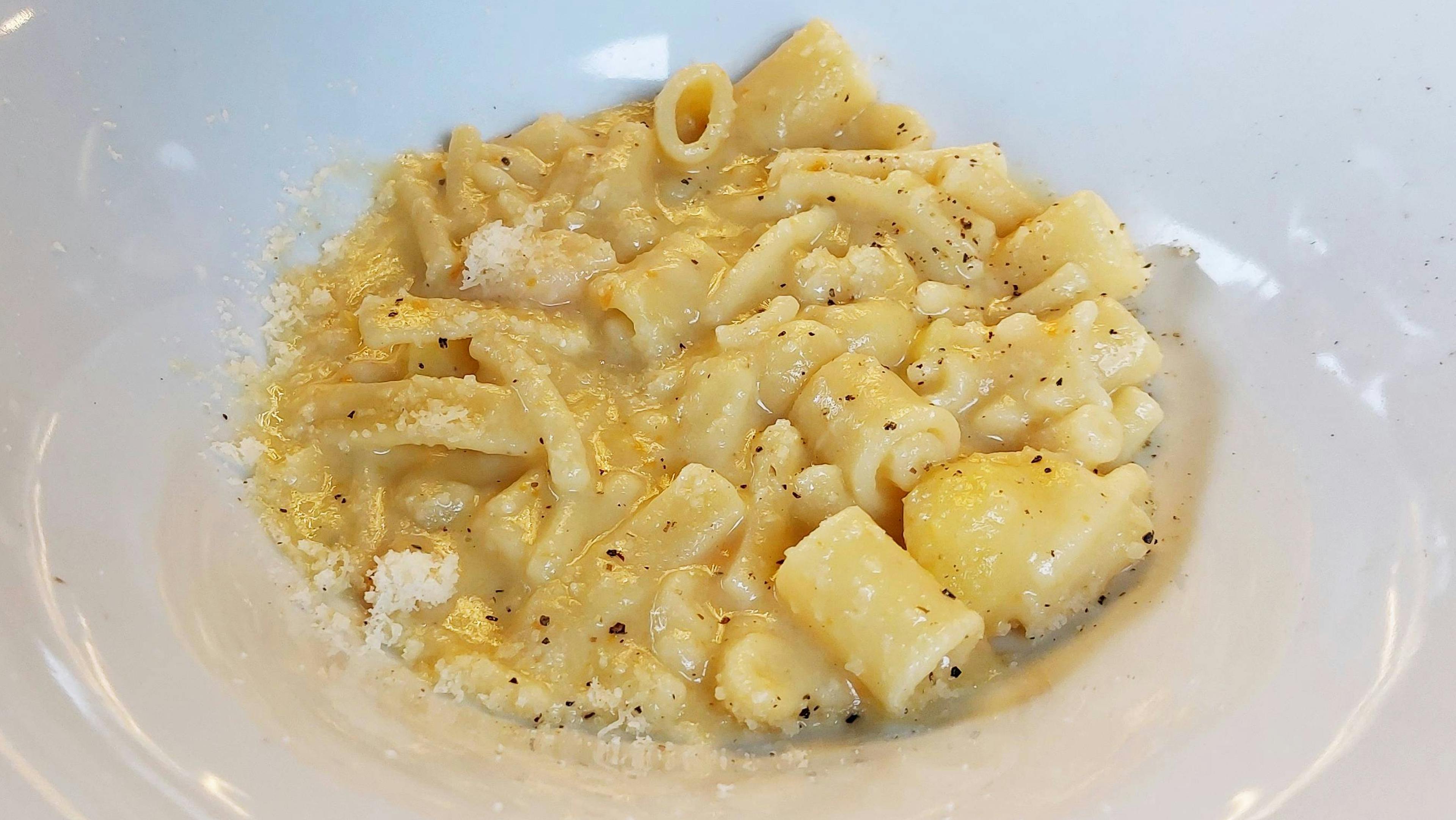 Pasta patate e provola in piatto