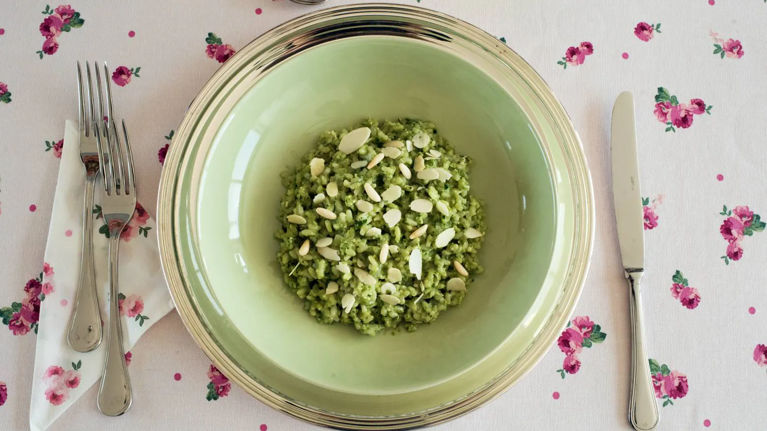 Risotto con pesto di zucchine e caprino