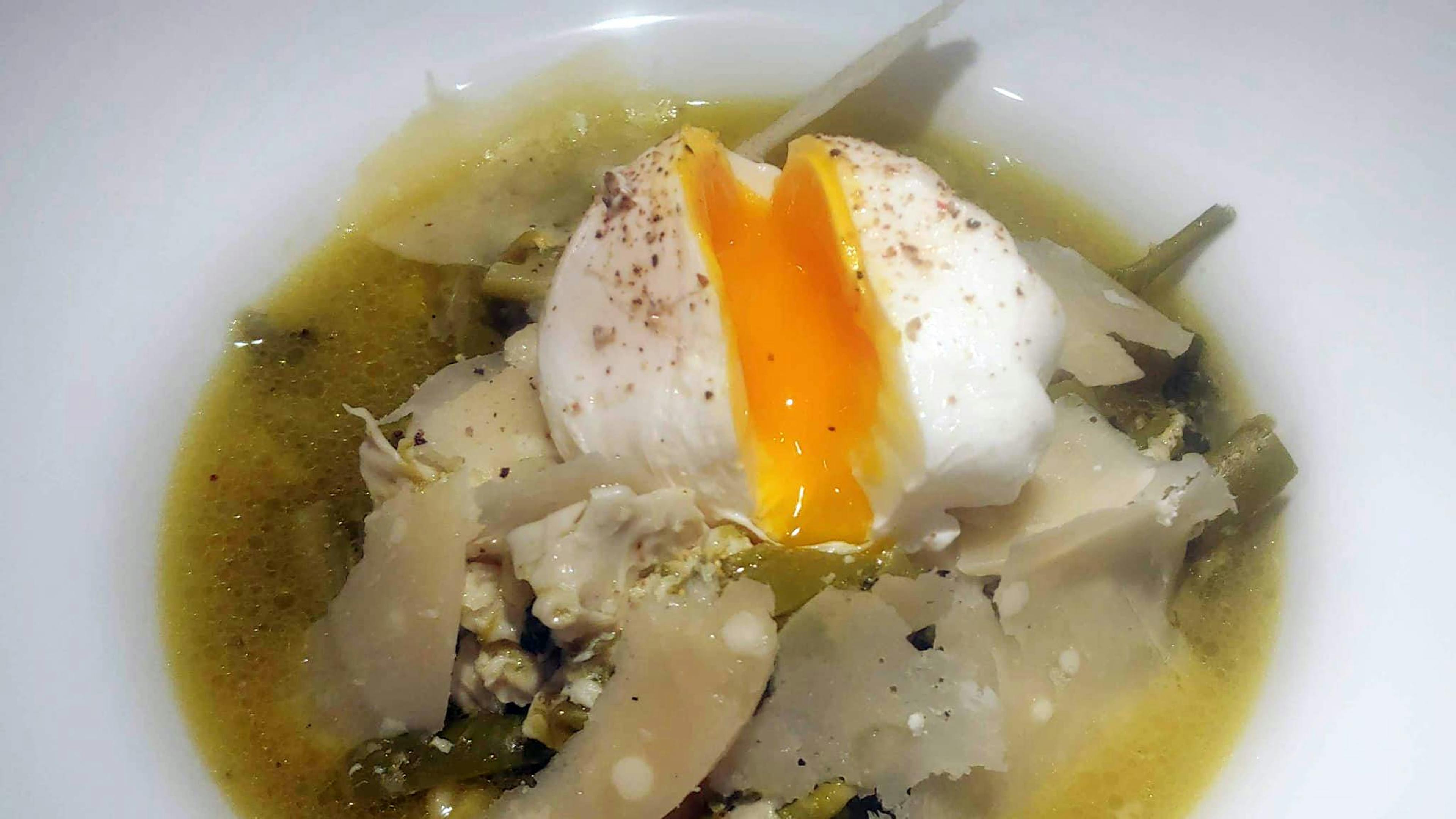 Consommé di asparagi con uovo poché e scaglie di parmigiano