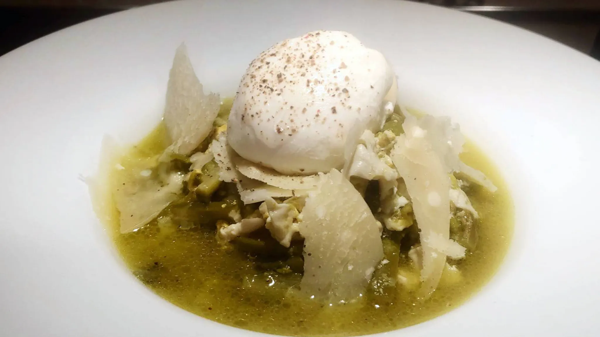 Consommé di asparagi con uovo poché e scaglie di parmigiano