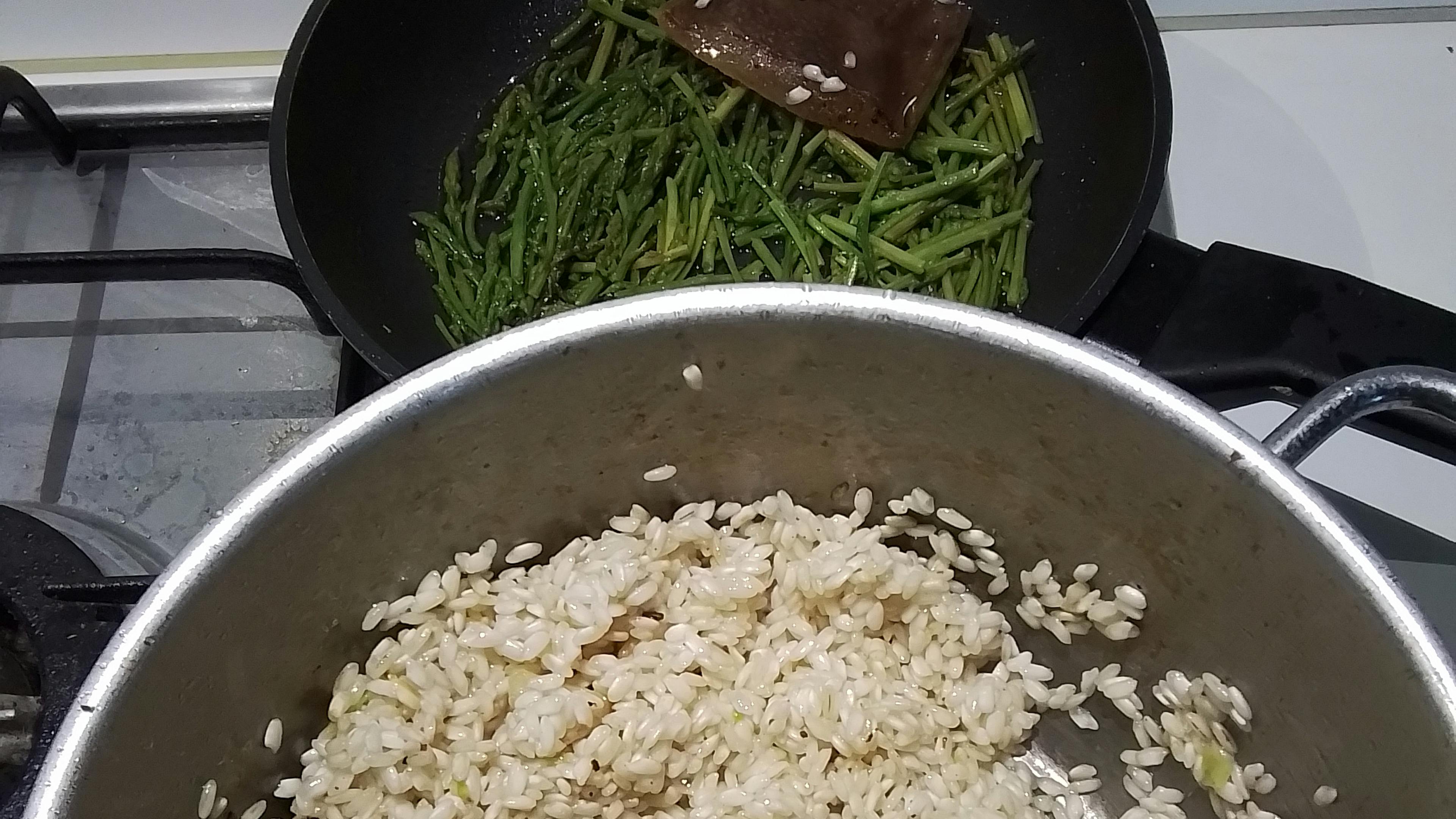 Risotto agli asparagi selvatici con erbe di primavera