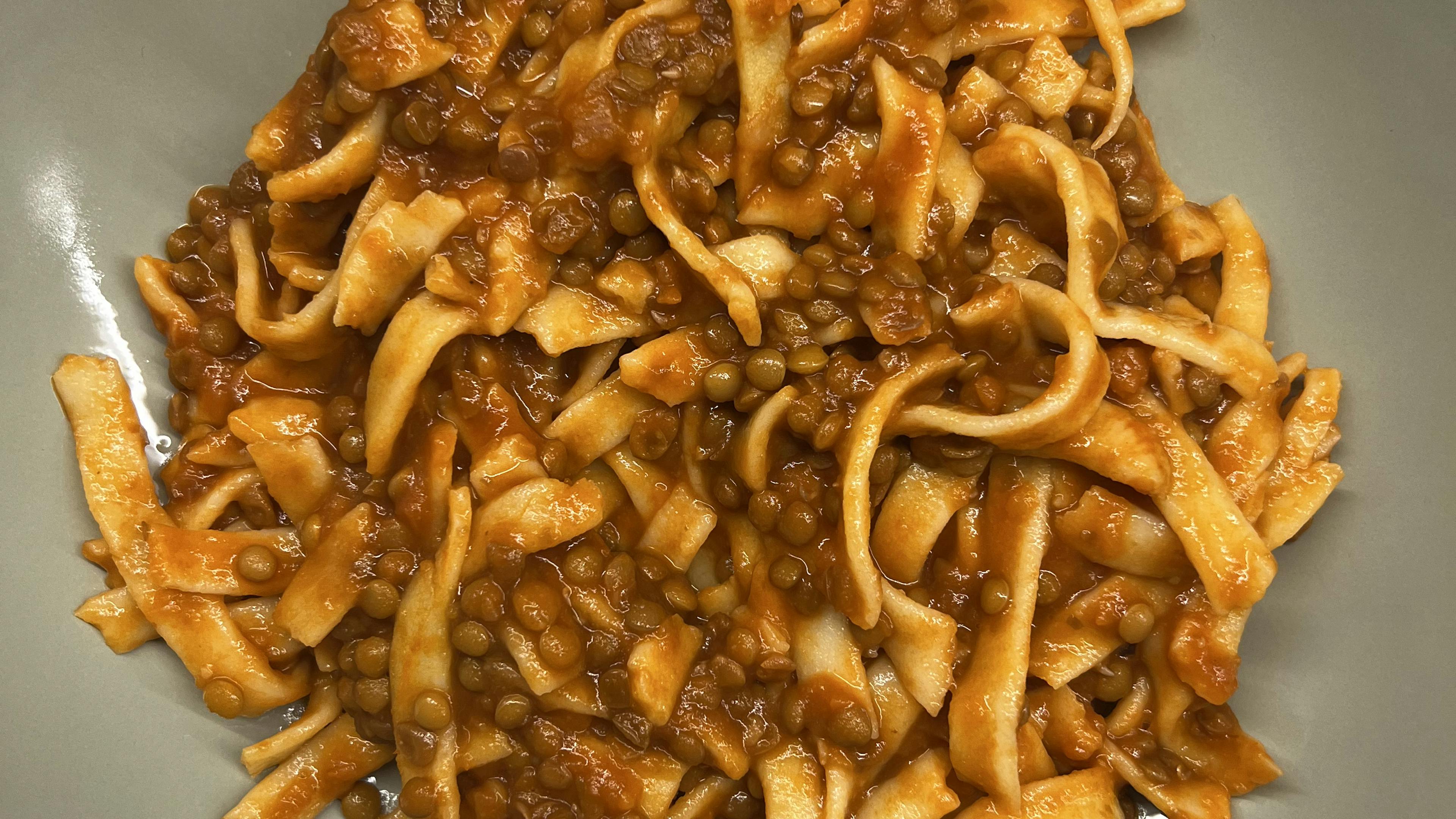 Tagliatelle con ragù di lenticchie