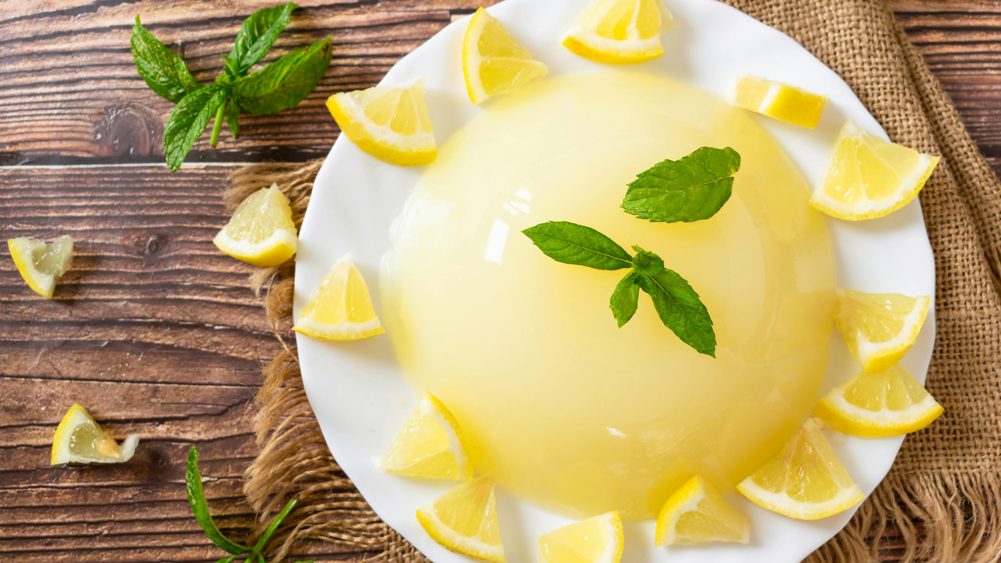 Lemon gelo (fruit-based pudding