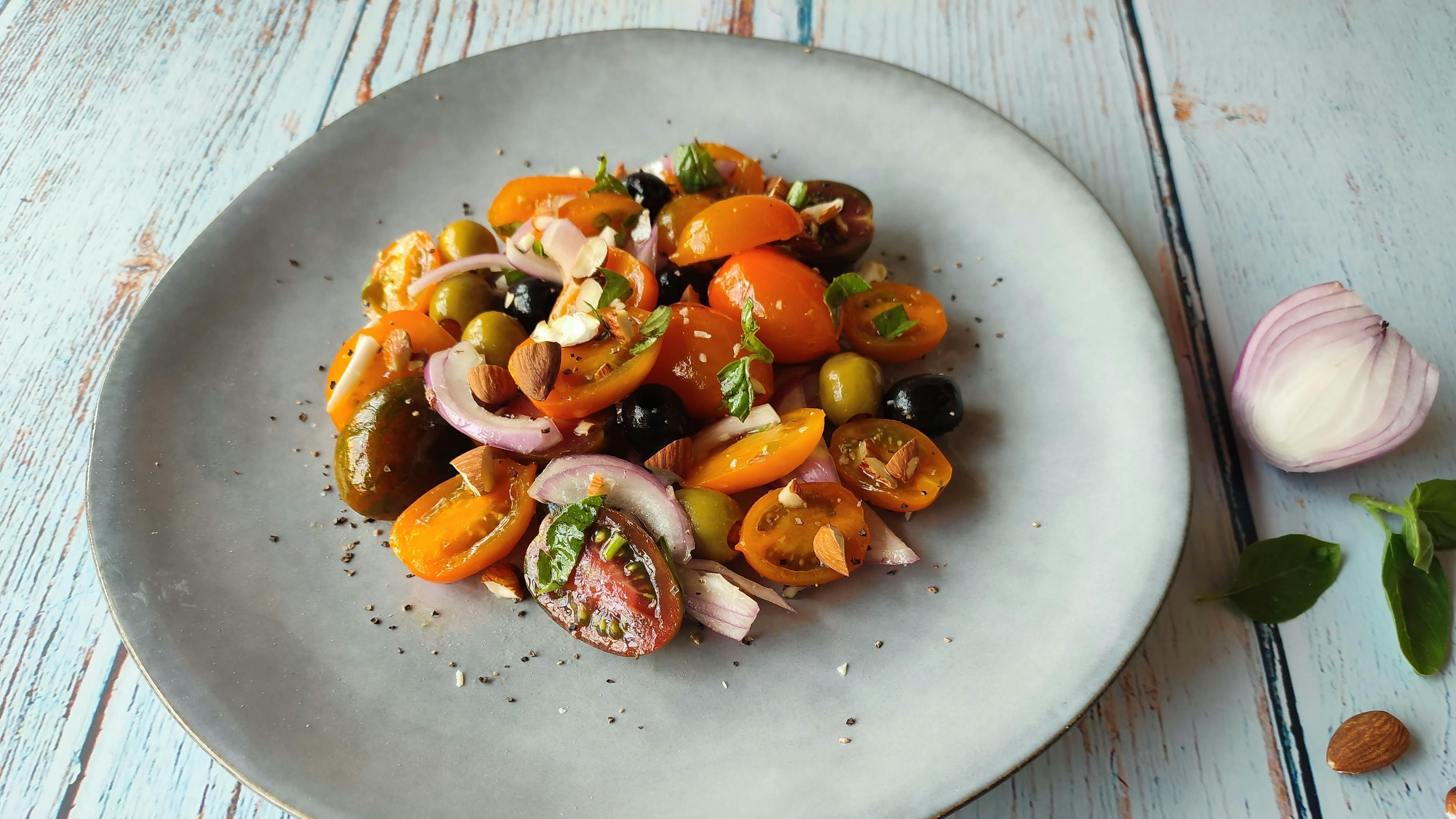 Insalata estiva di Cesarina Francesca con pomodorini di vari colori, basilico e mandorle