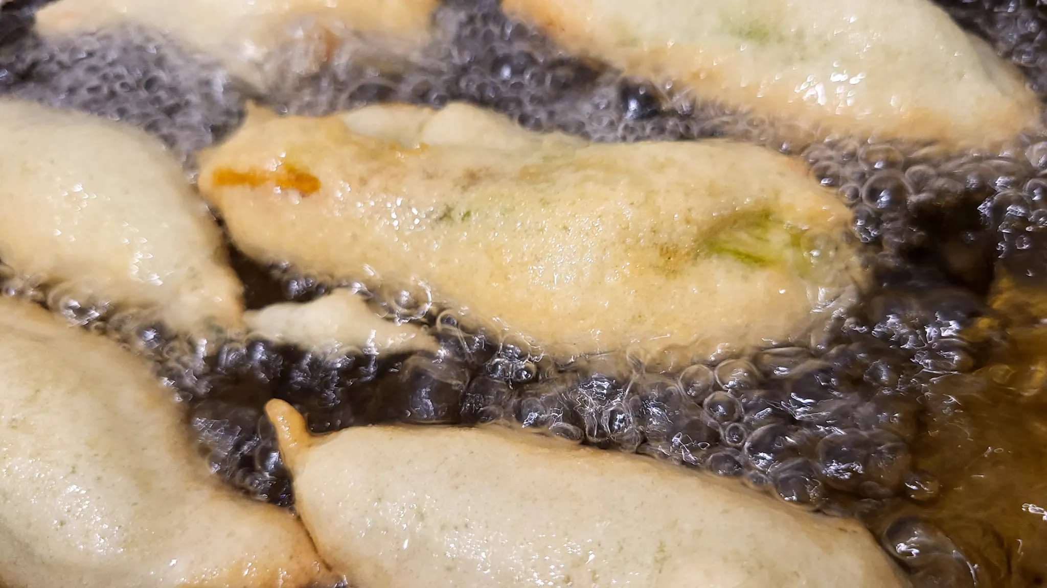 Zucchiniblüten im Backteig, frittiert