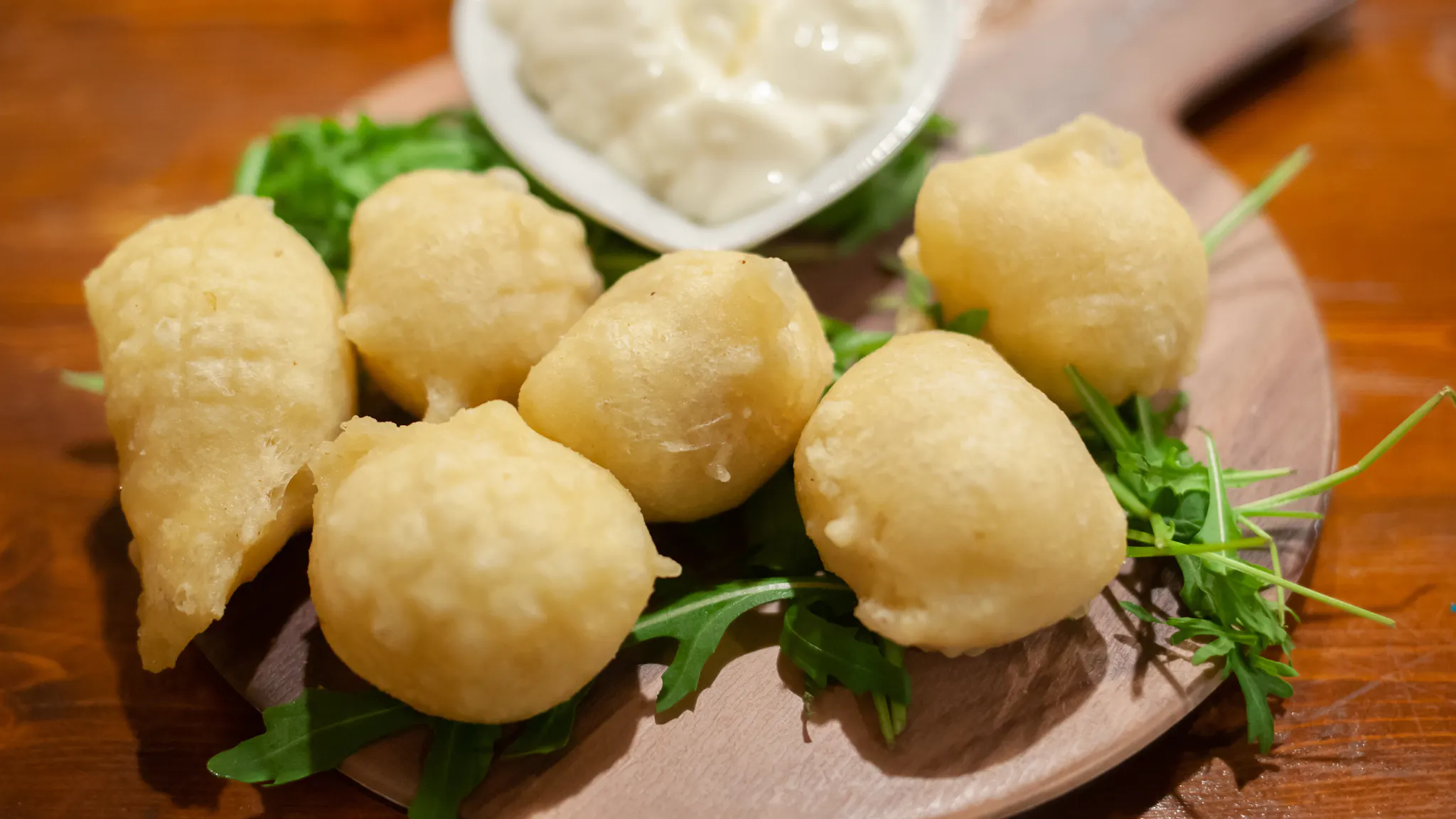 Coccoli florentins sur planche avec stracchino