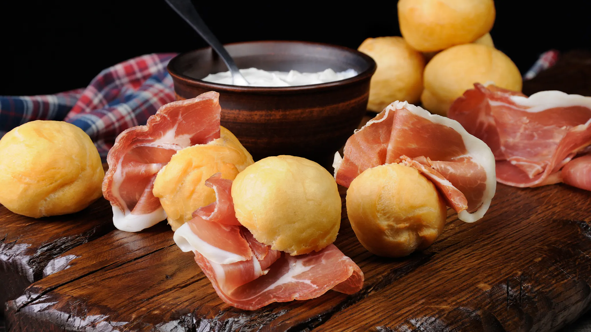 Coccoli fiorentini with prosciutto crudo