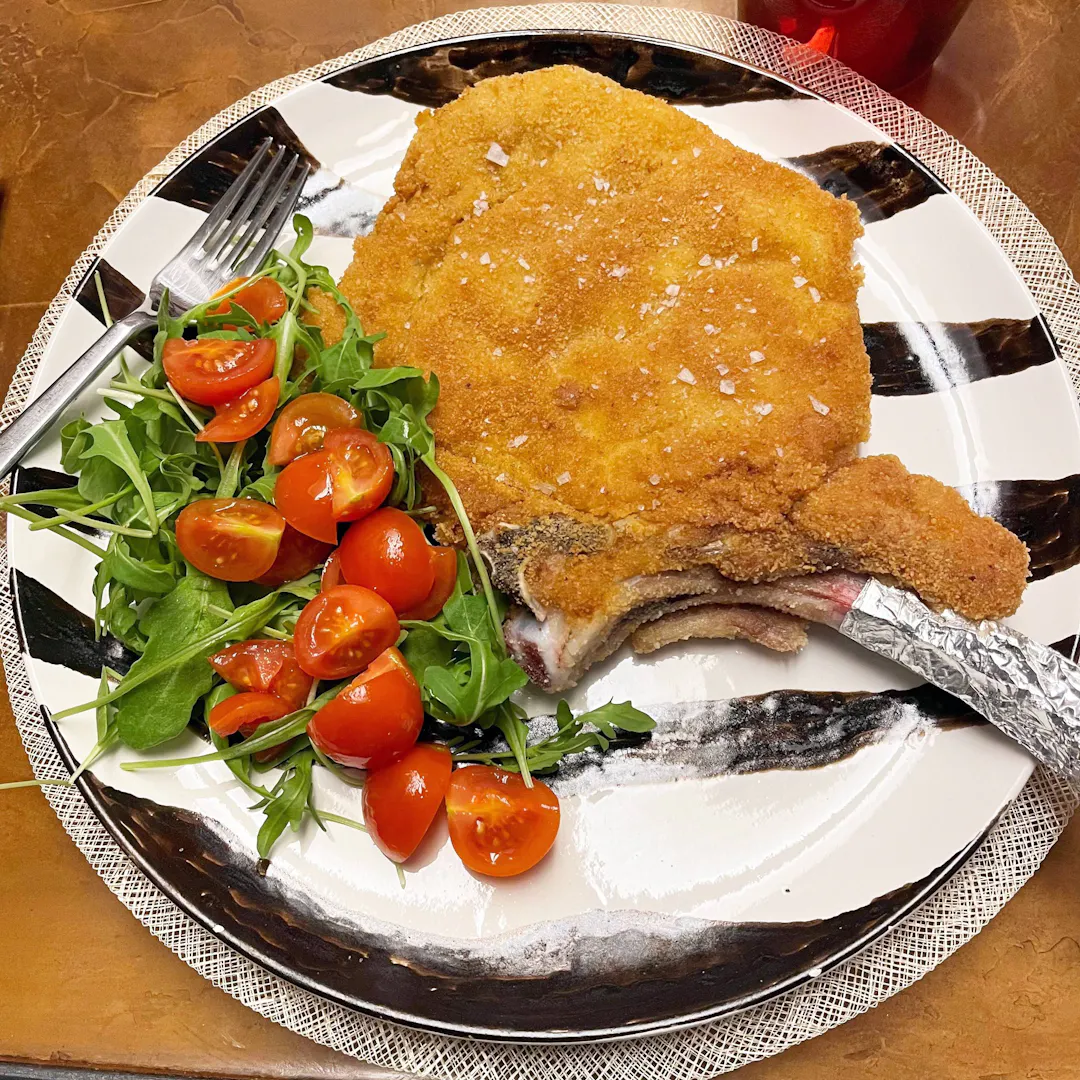 Cotoletta milanese con rucola e pomodorini