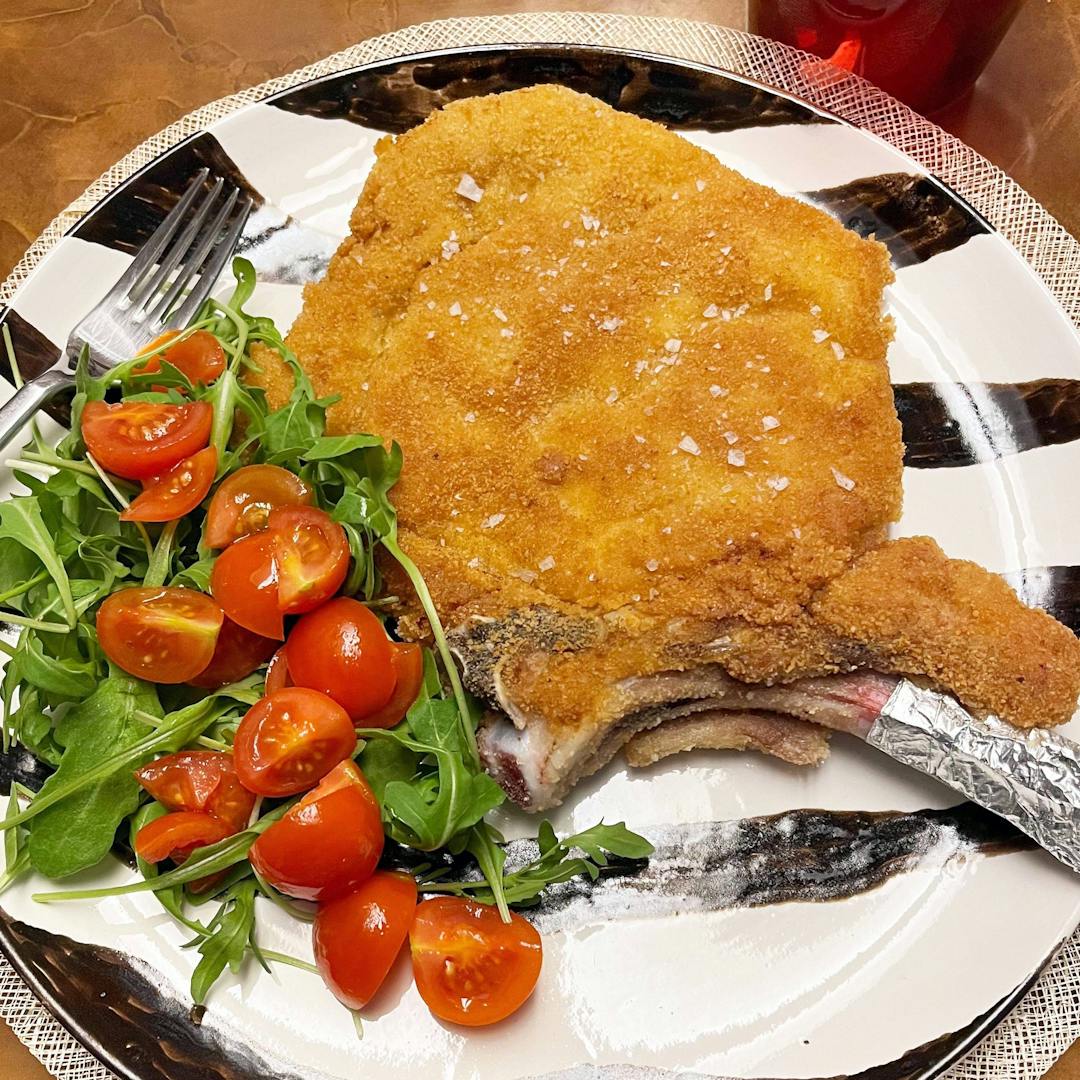 Milanese cutlet with arugula and cherry tomatoes