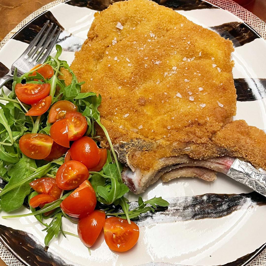 Cotoletta milanese con rucola e pomodorini