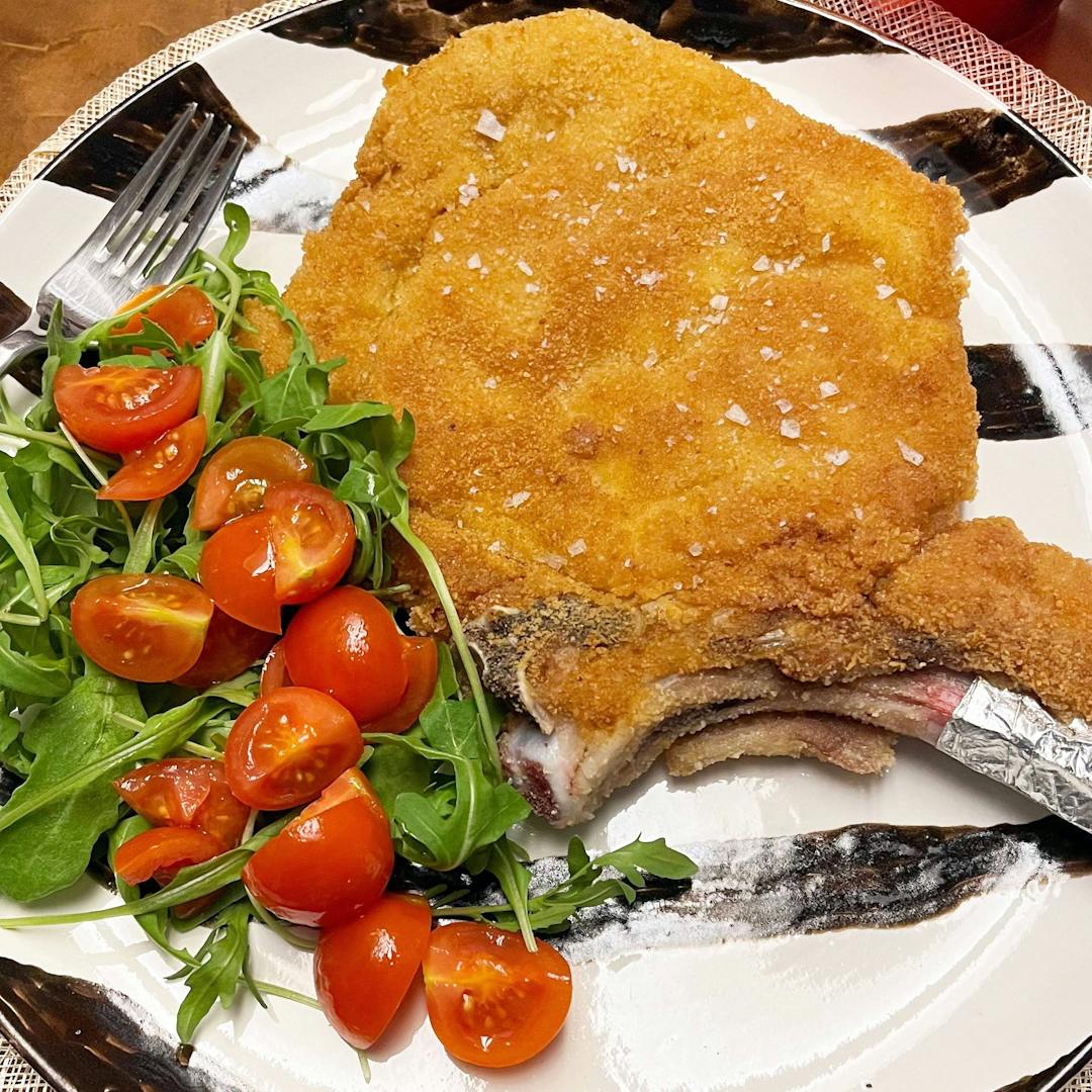 Cotoletta milanese con rucola e pomodorini