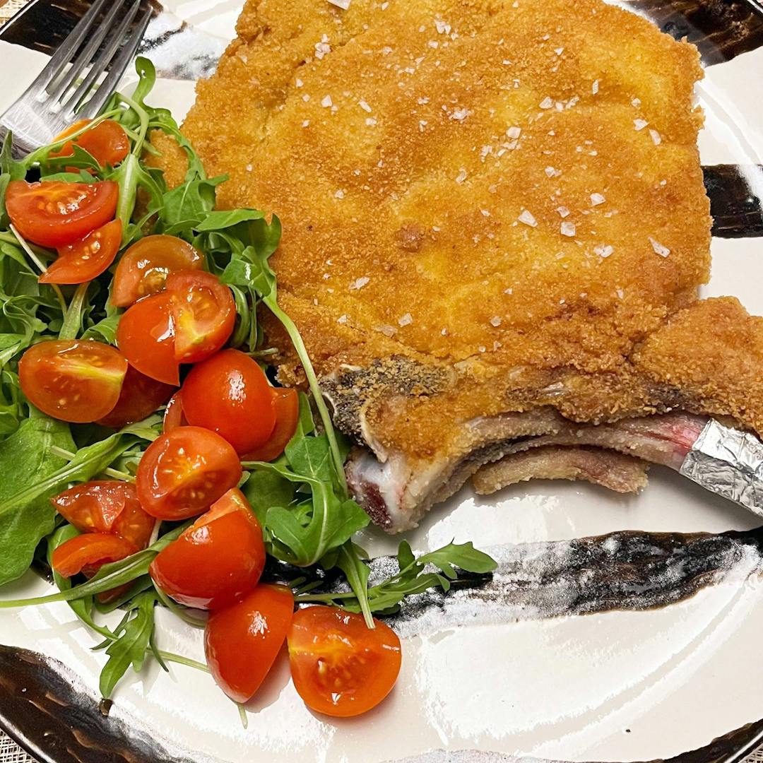 Cotoletta milanese con rucola e pomodorini