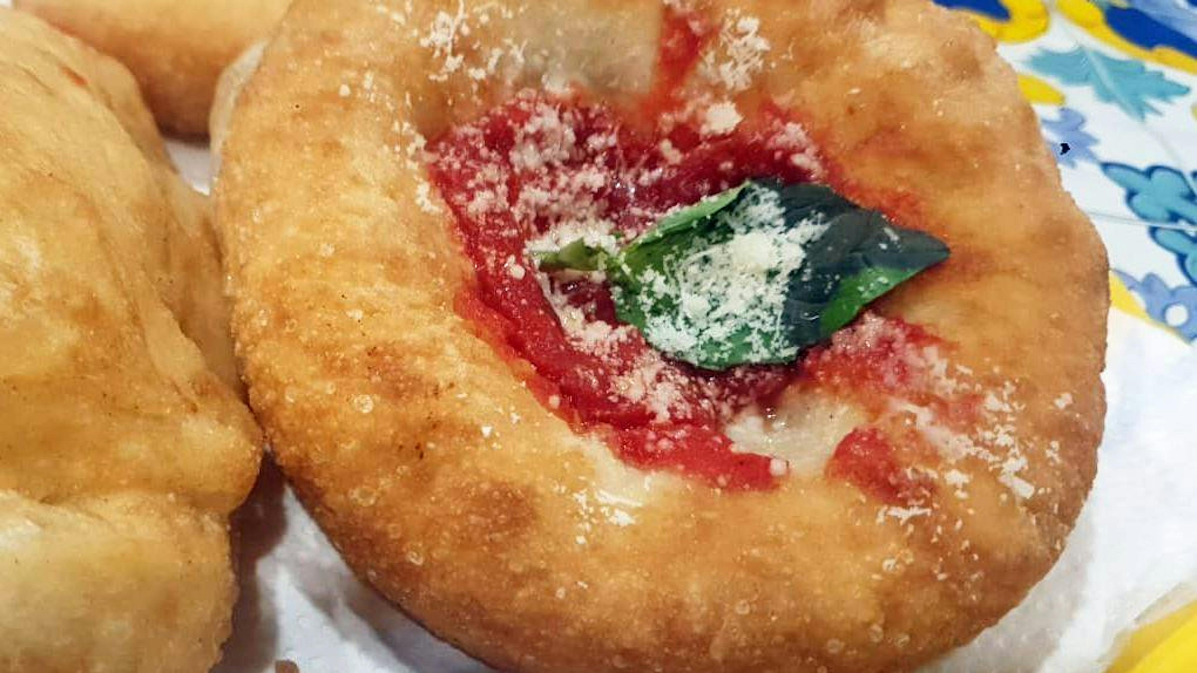 Montanare napoletane o pizzelle fritte