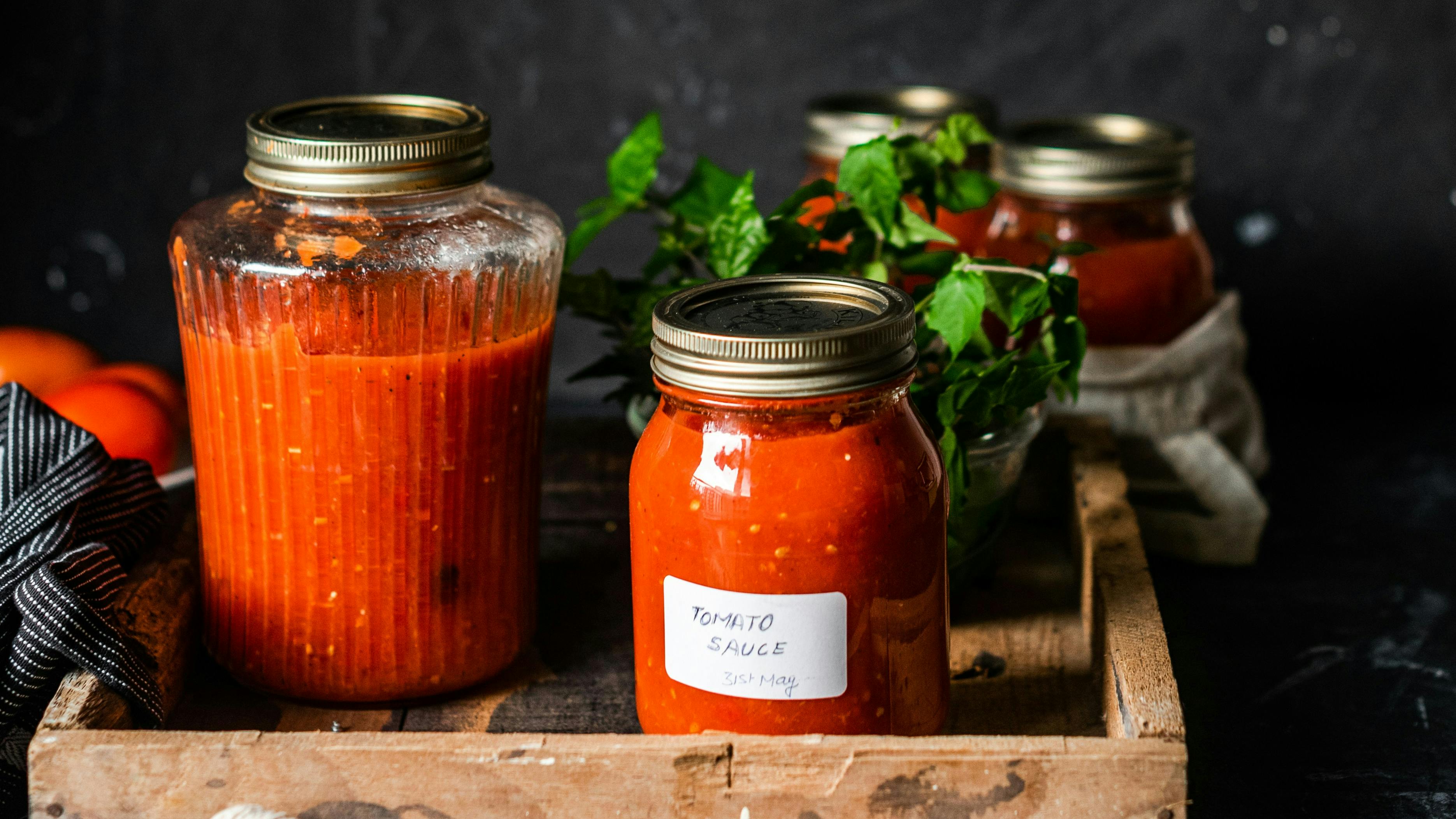 Barattoli con sugo di pomodoro fatto in casa