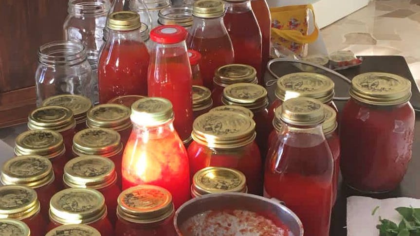 Barattoli con salsa di pomodoro fatta in casa