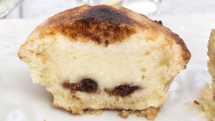 Neapolitanisches Pasticciotto, halbiert, gefüllt mit Vanillecreme und Sauerkirschen