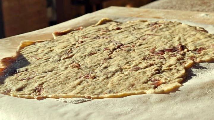 Scrocchiarella: crispy Tuscan flatbread with Certaldo onion