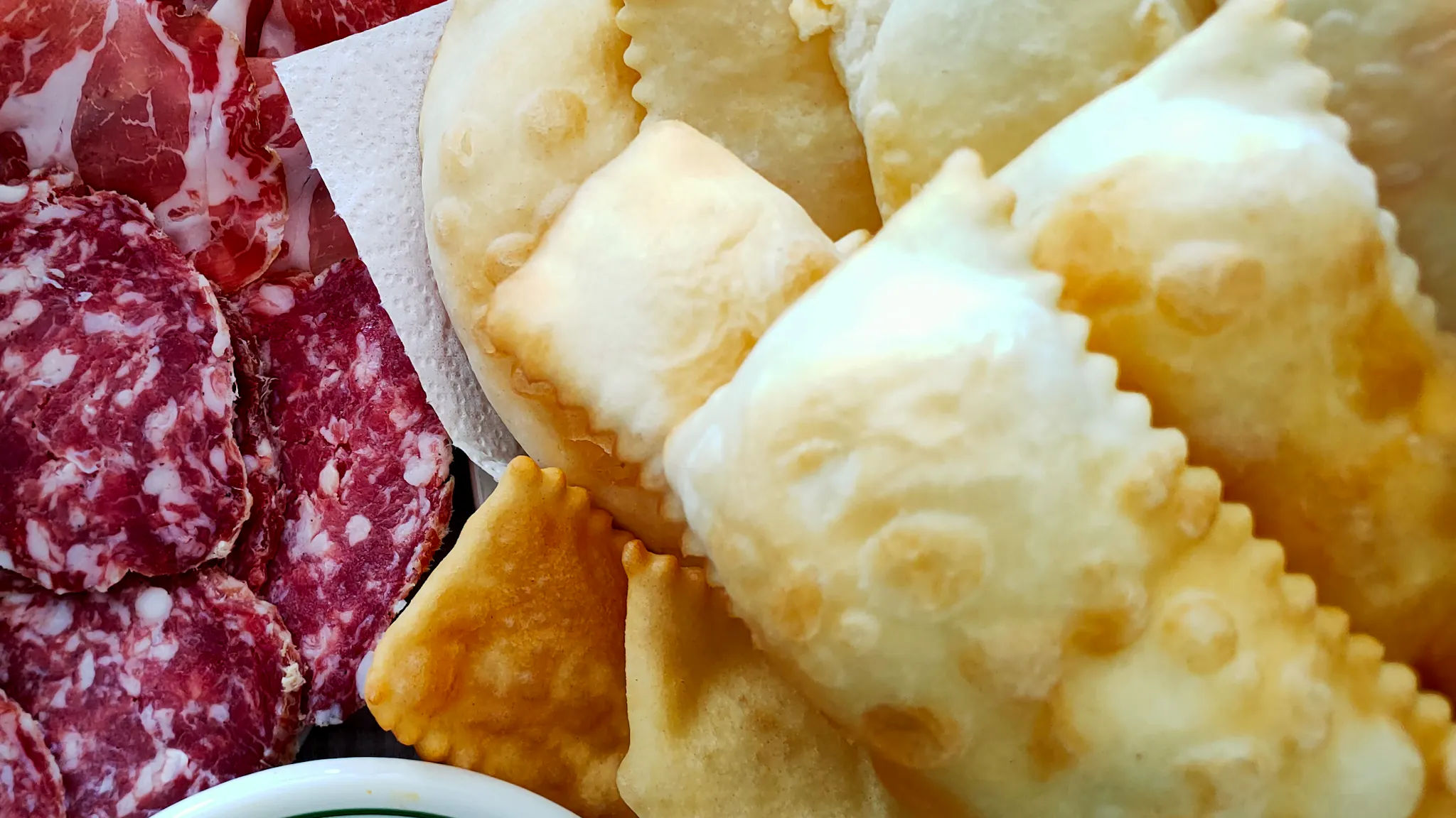 Planche de gnocco fritto (ou crescentine) avec charcuterie