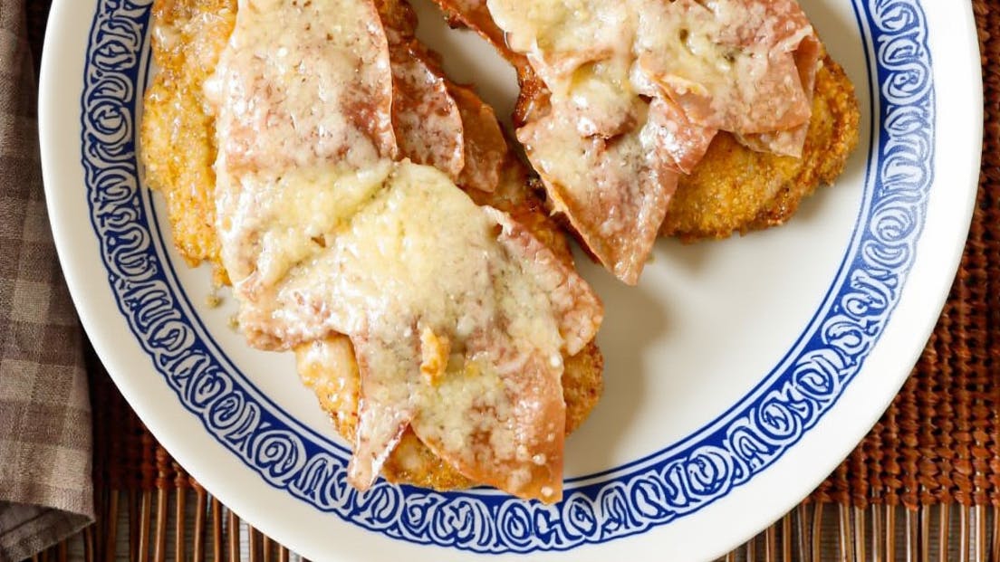 Cotoletta bolognese su un piatto