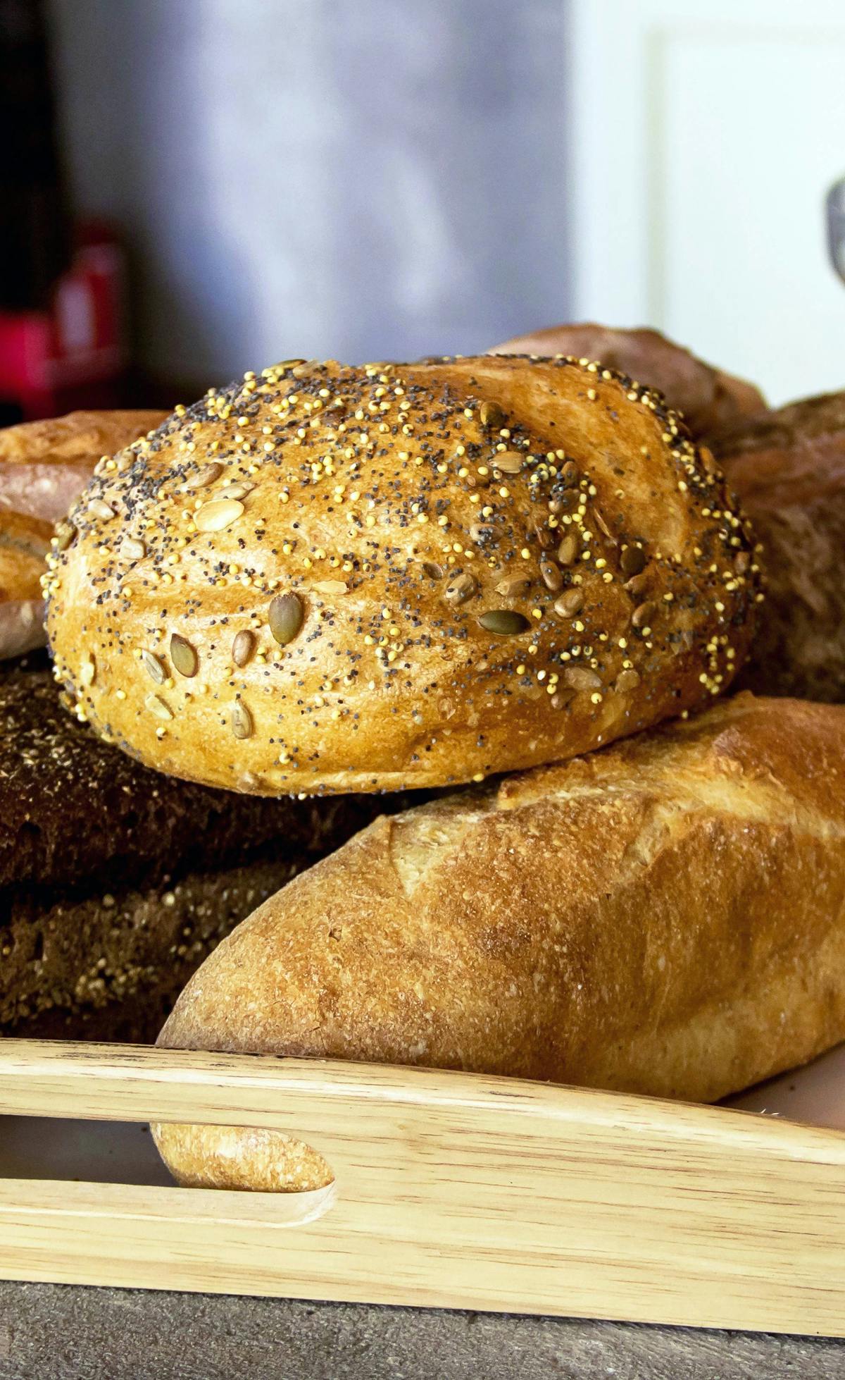 Pane, pagnotte su vassoio