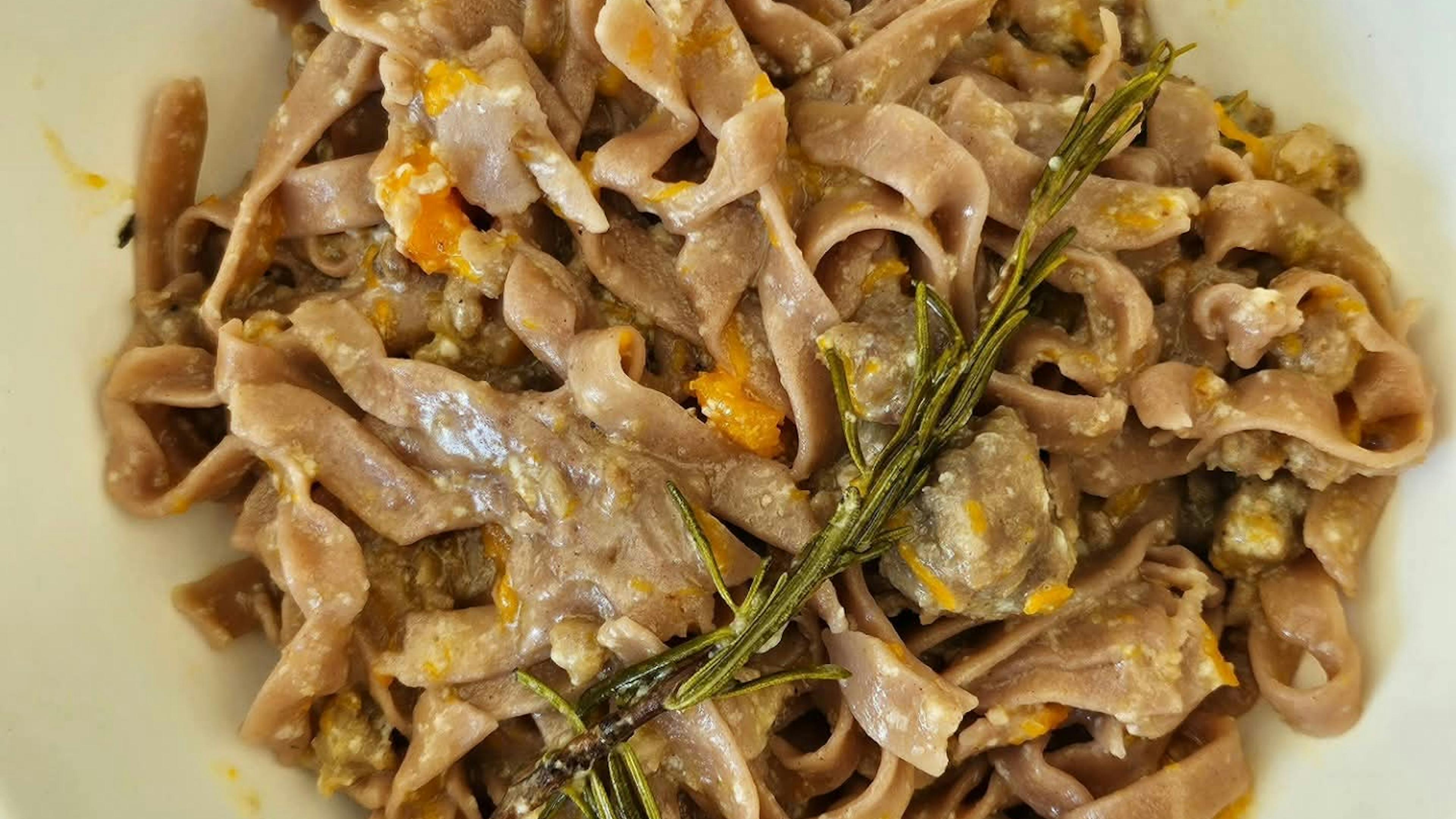Tagliatelle di farina di castagne con zucca, salsiccia e fonduta di taleggio
