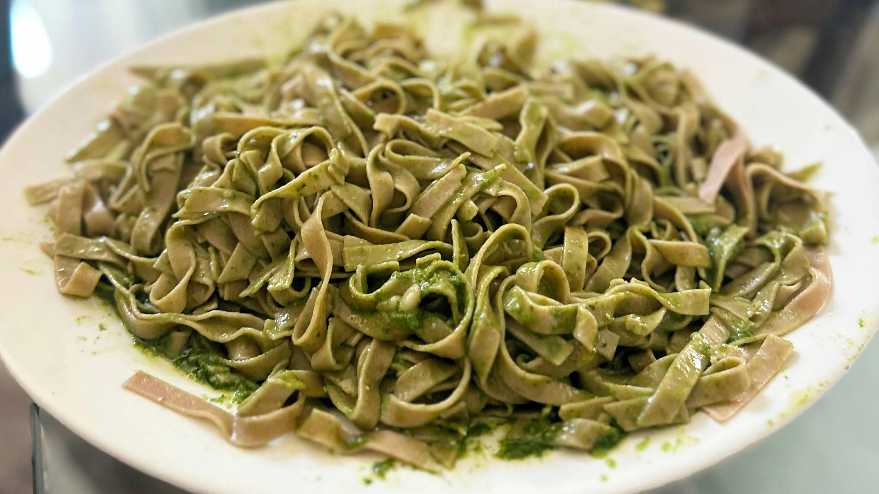 Picagge liguri di farina di castagne condite con pesto di basilico alla genovese