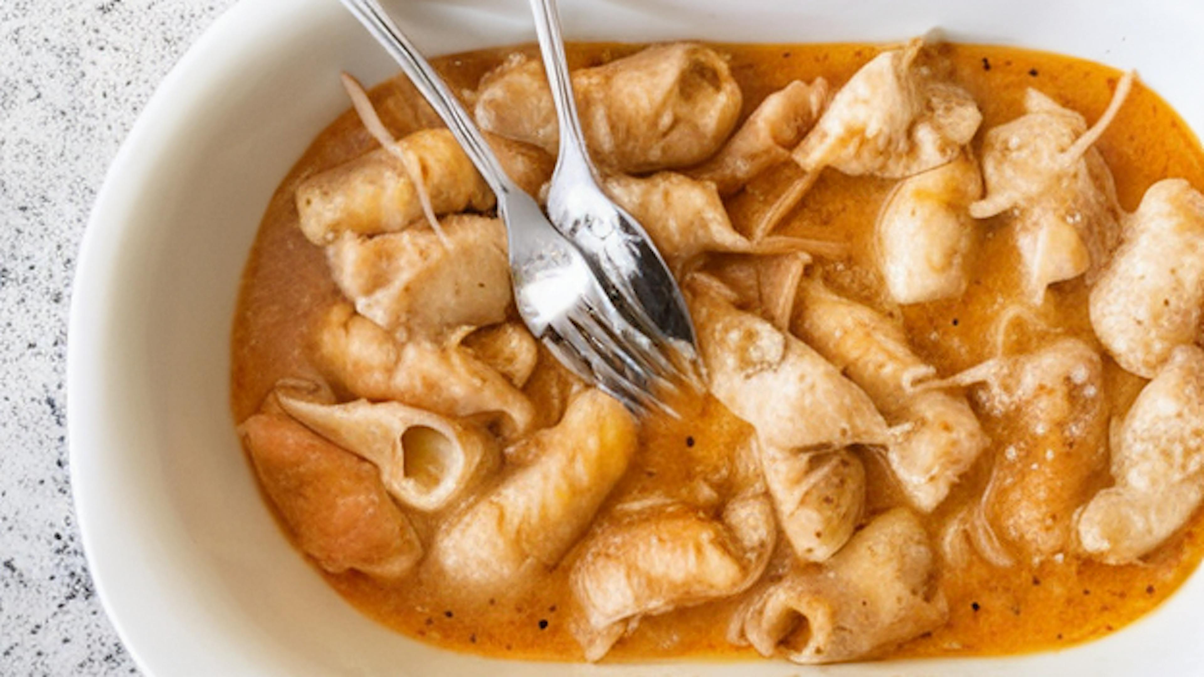 Small steaks in yellow sauce