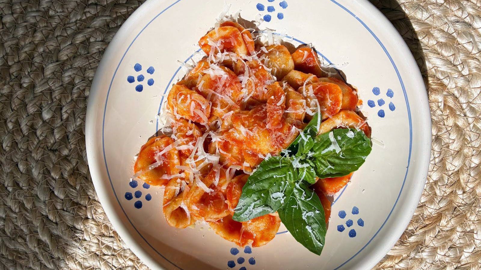 Orecchiette al sugo con ricotta