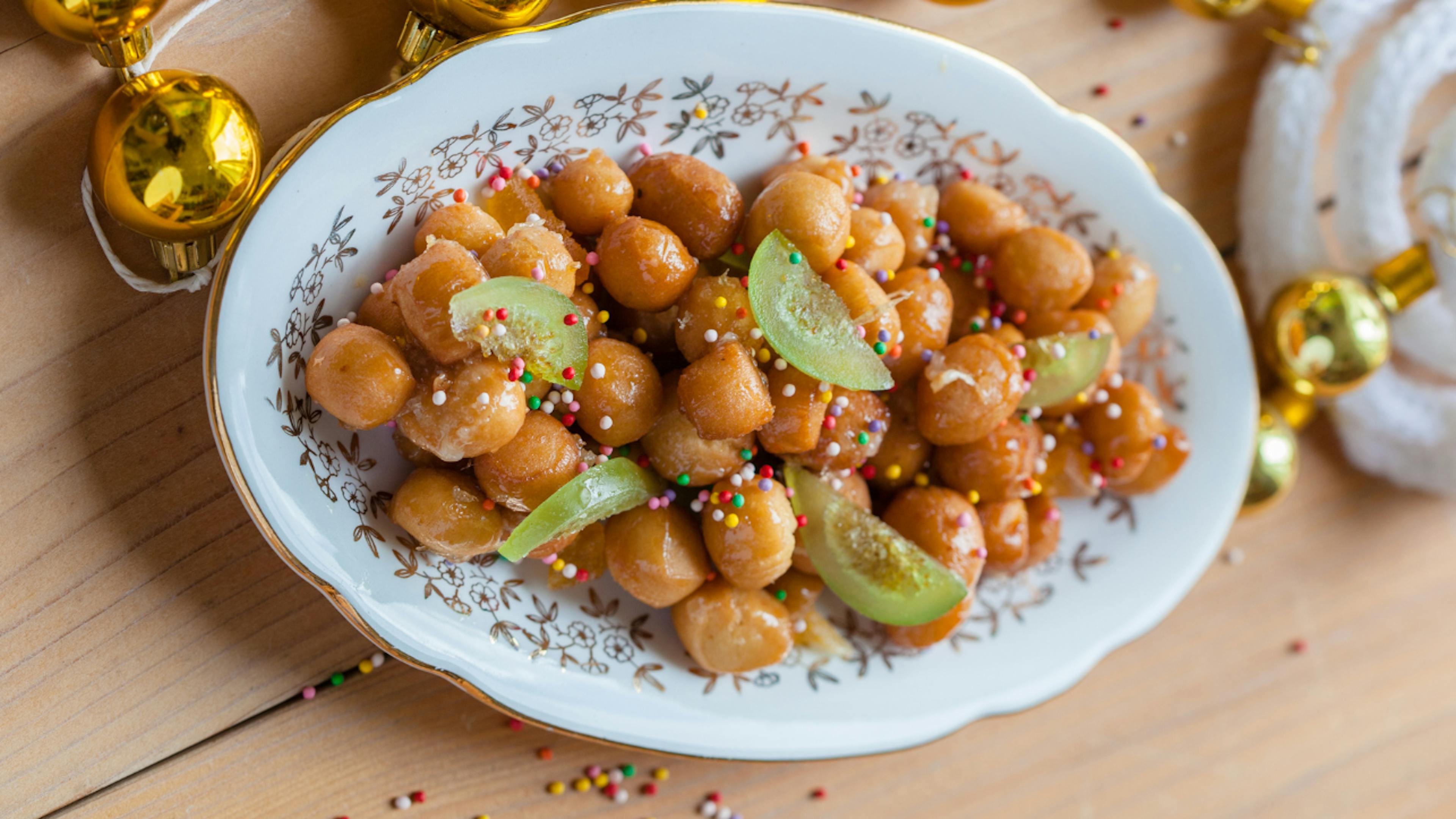 Struffoli, dolce tipico natalizio della tradizione partenopea, Cesarina Patrizia, Menù di Natale 2025