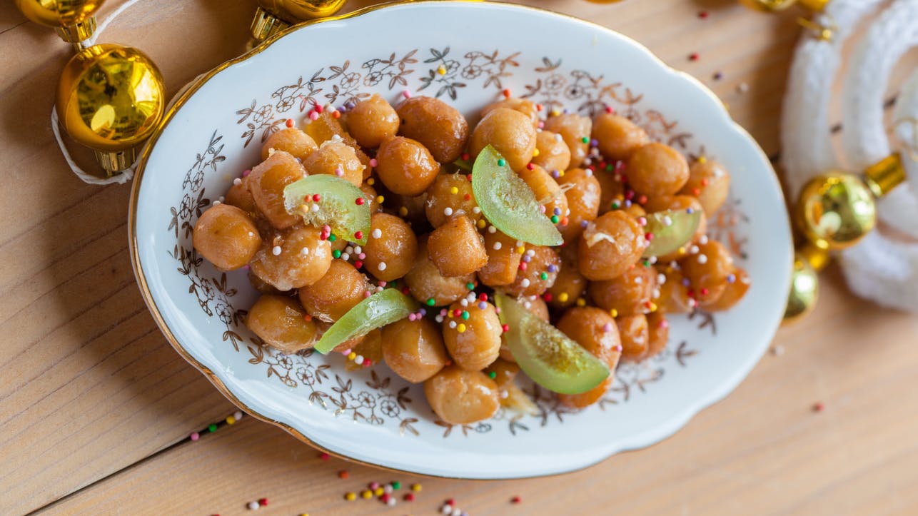 Struffoli, dolce tipico natalizio della tradizione partenopea, Cesarina Patrizia, Menù di Natale 2025