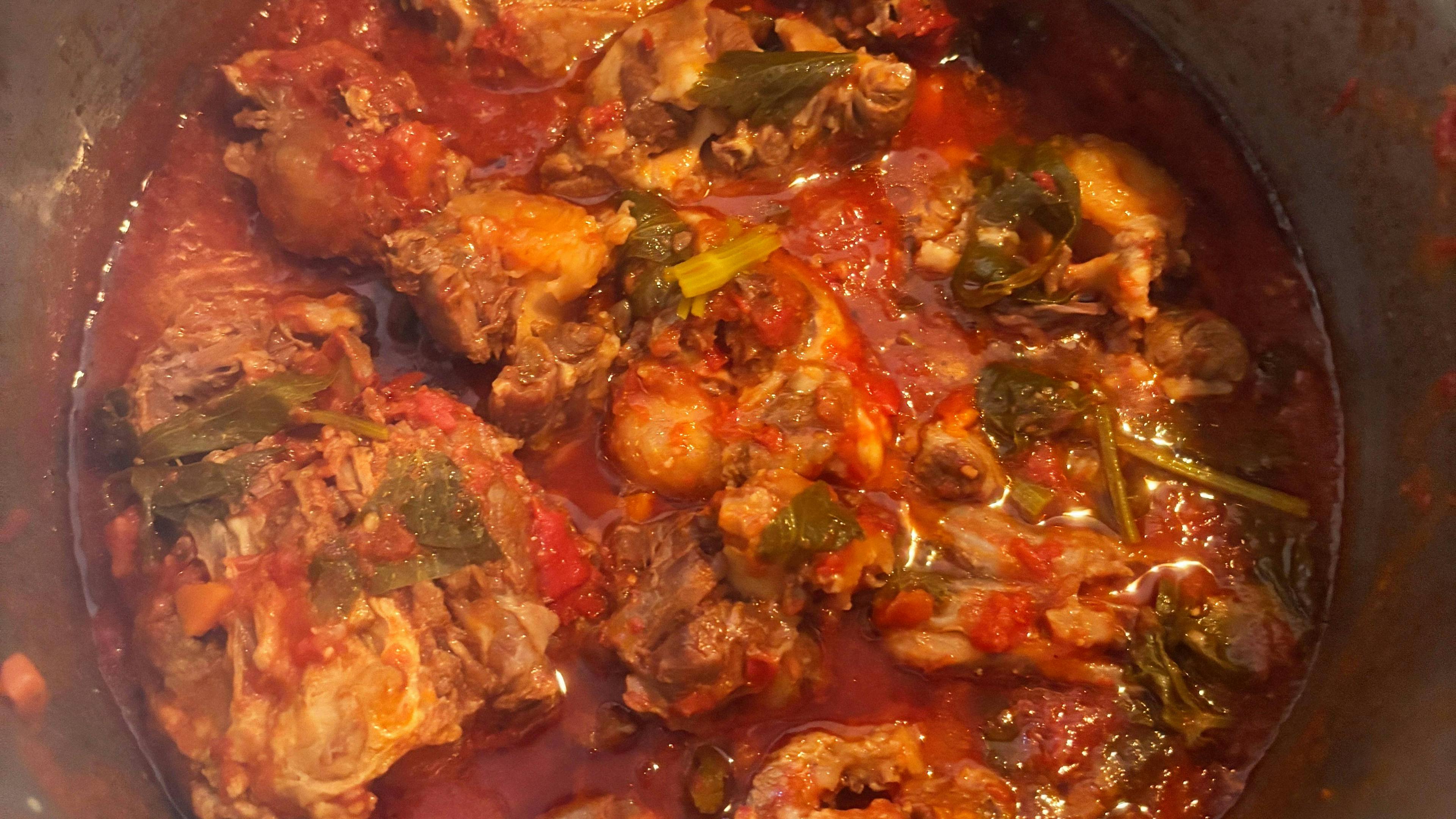 Coda alla vaccinara, segundo plato de la tradición romana, receta del Cesarino Marco