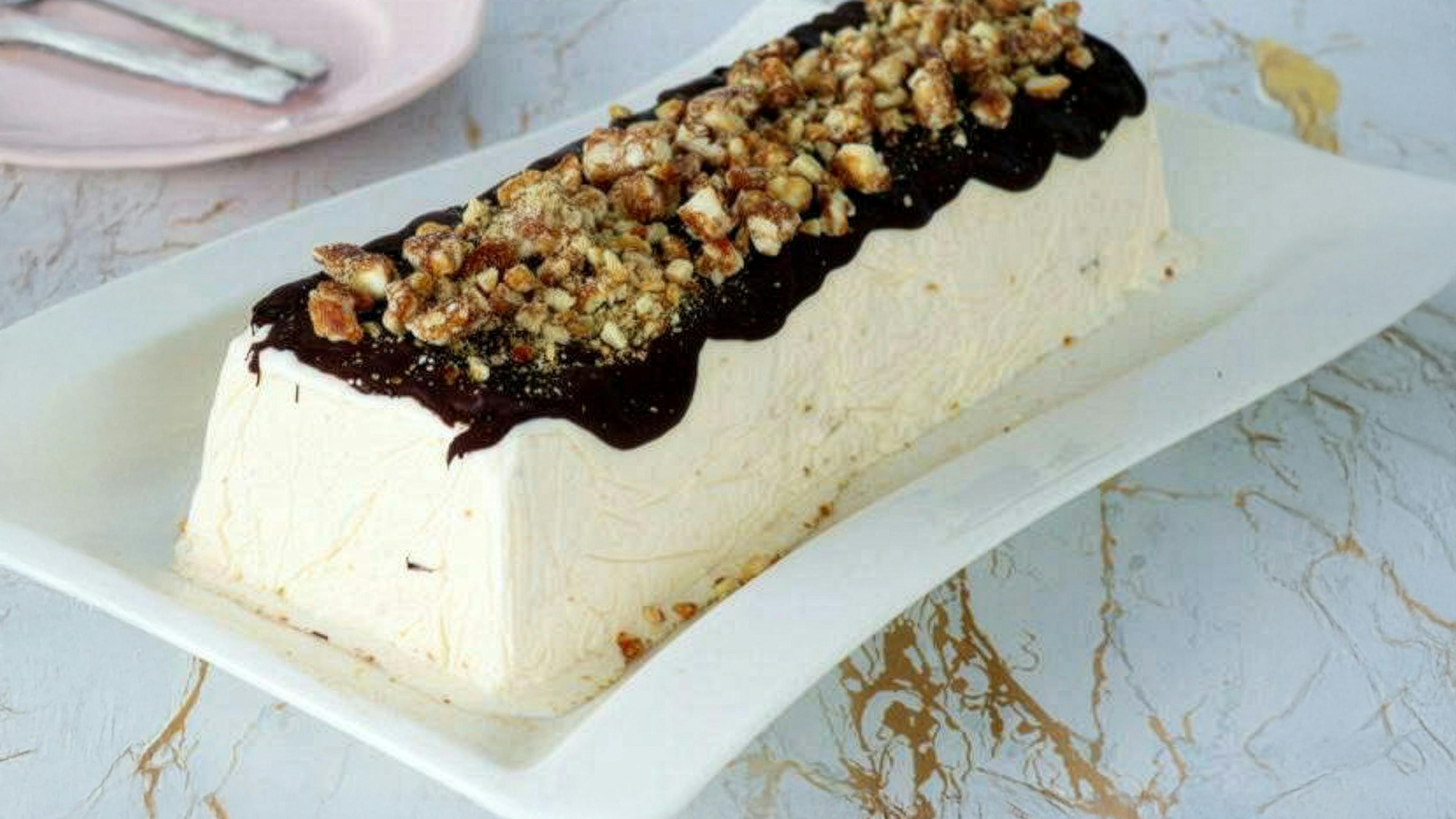 Parfait mandorle con salsa di cioccolato calda, dolci siciliani