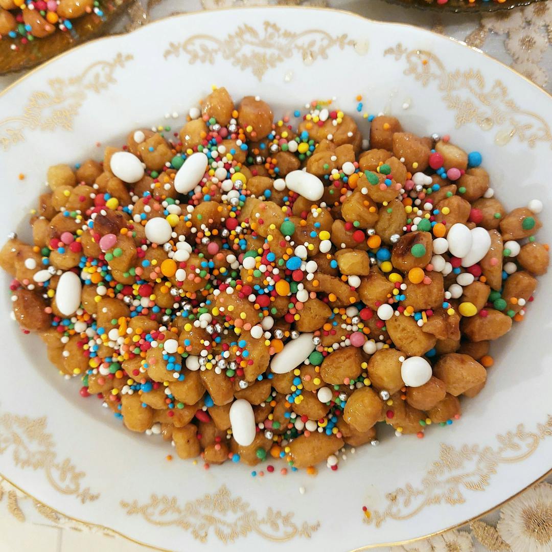 Struffoli, le deliziose palline di pasta fritte ricoperte di miele e decorate con confetti: un must sulle tavole campane per Natale e Carnevale