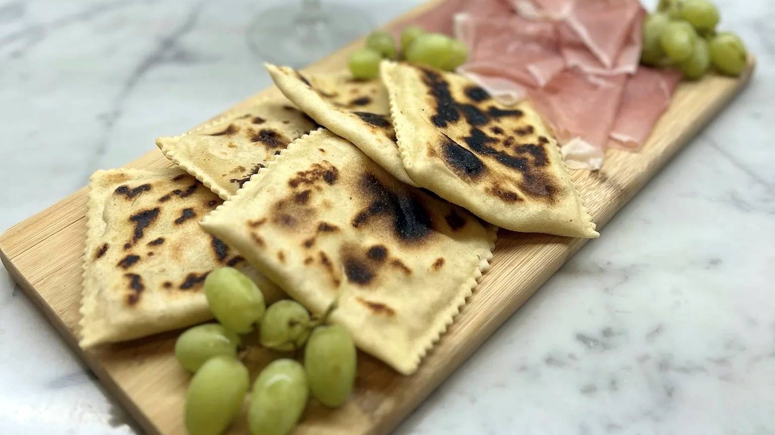 Tortelli à la plaque, ancienne recette de l’Apennin toscano-romagnol avec farce de pommes de terre et de saucisse. Faciles, croustillants et irrésistibles
