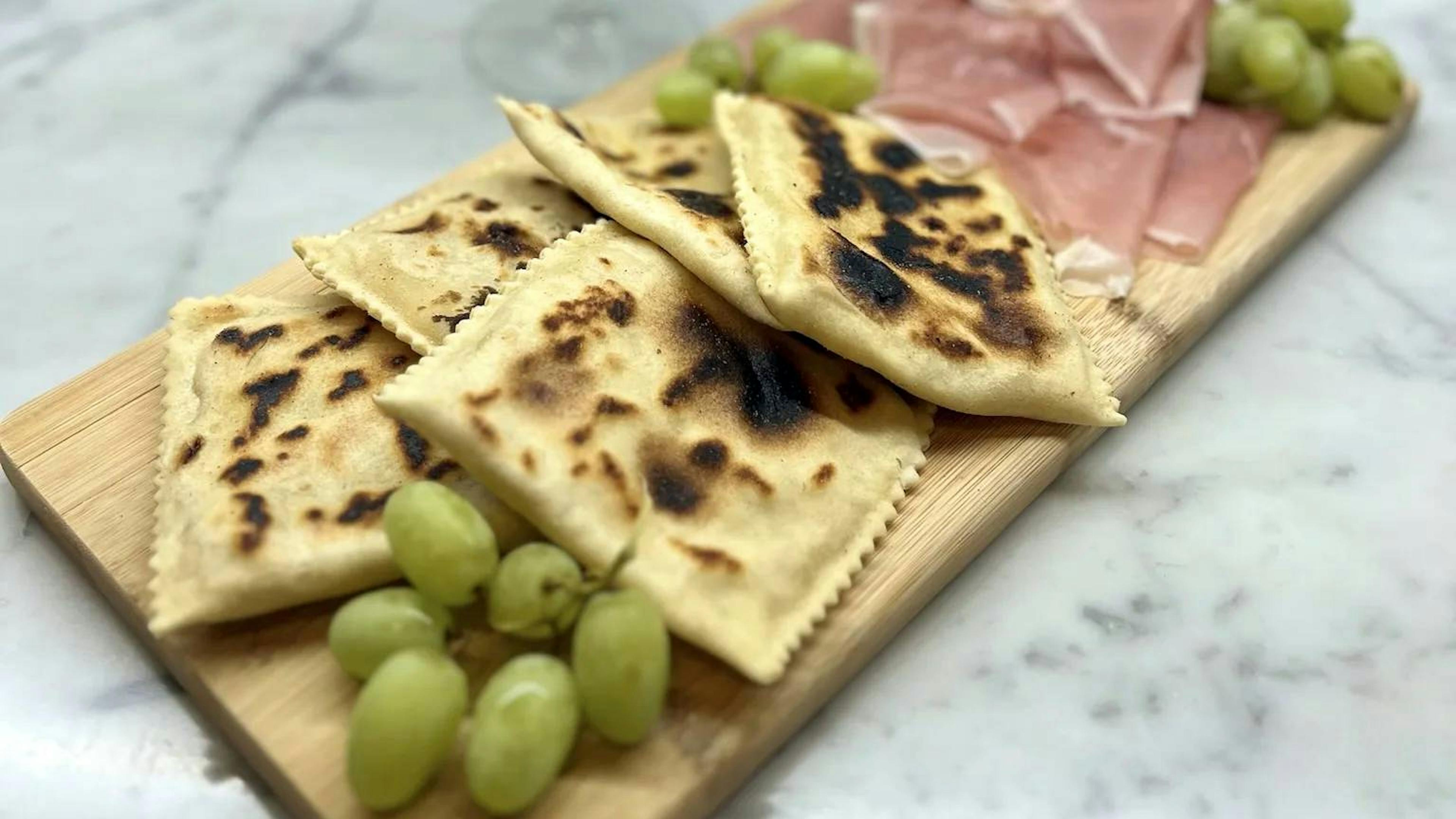 Tortelli a la plancha, antigua receta del Apennino tosco-romañol con relleno de patata y salchicha. Fáciles, crujientes e irresistibles.