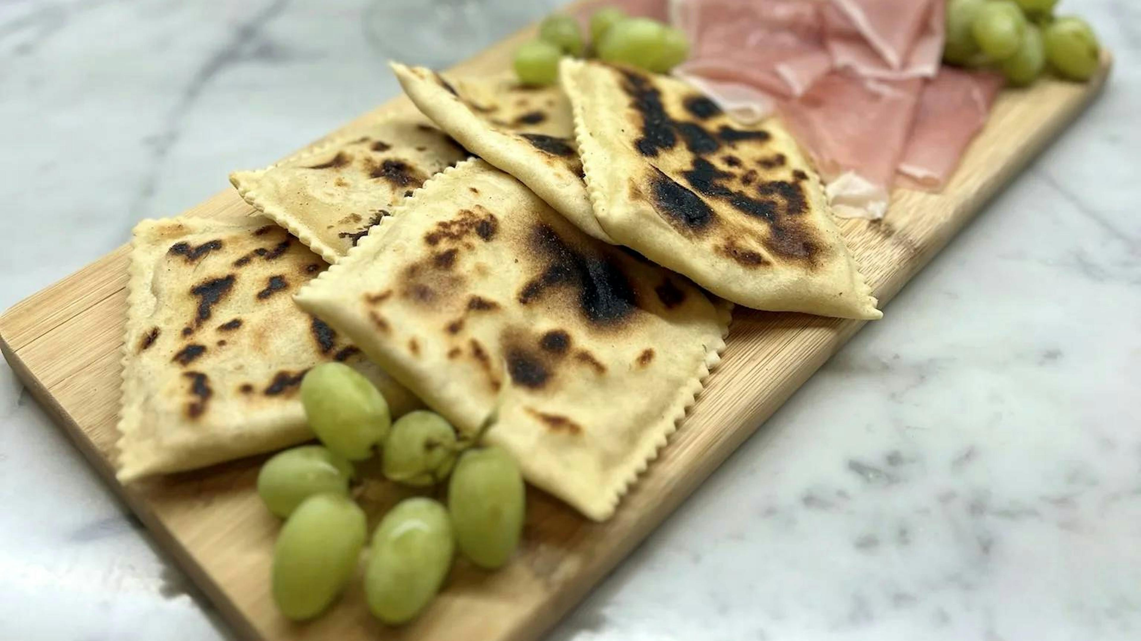 Tortelli vom Blech, altes Rezept aus dem toskanisch-emilianischen Apennin mit Kartoffel- und Wurstfüllung. Einfach, knusprig und unwiderstehlich.Tortelli alla lastra, antica ricetta dell’Appennino tosco-romagnolo con ripieno di patate e salsiccia. Facili, croccanti e irresistibili.