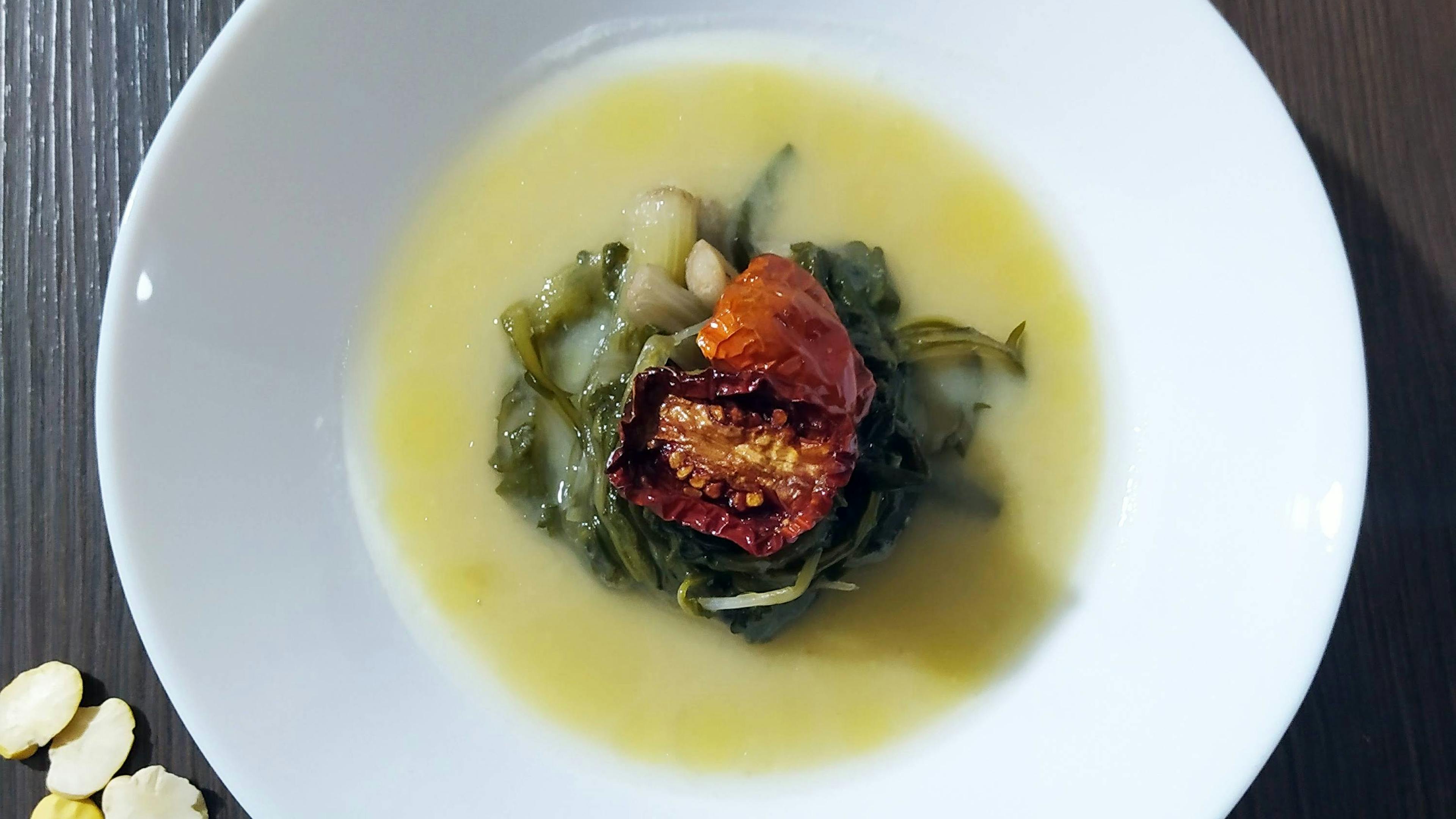 Bohnenpüree mit wildem Chicorée