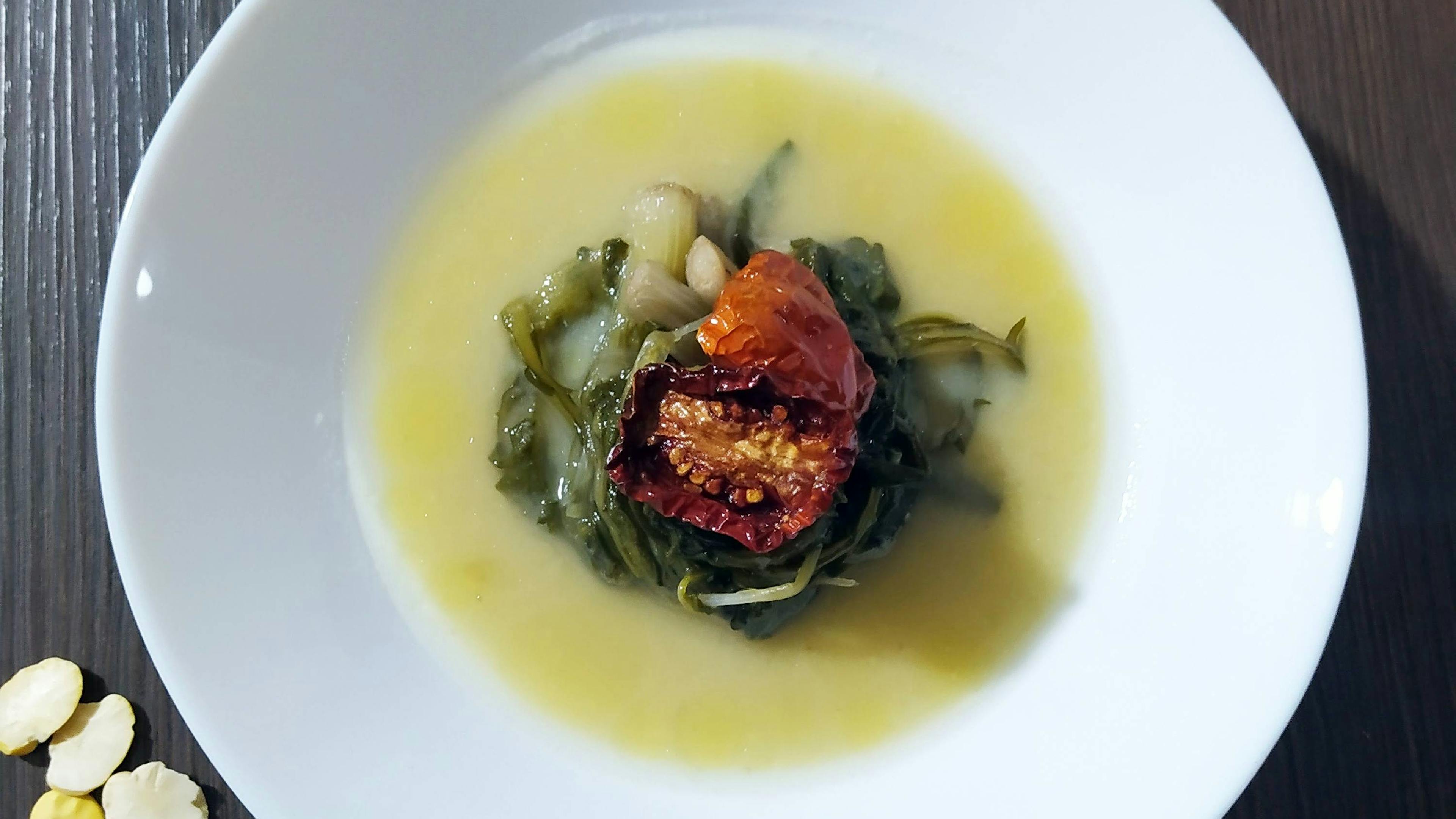 Puré de habas con achicoria silvestre