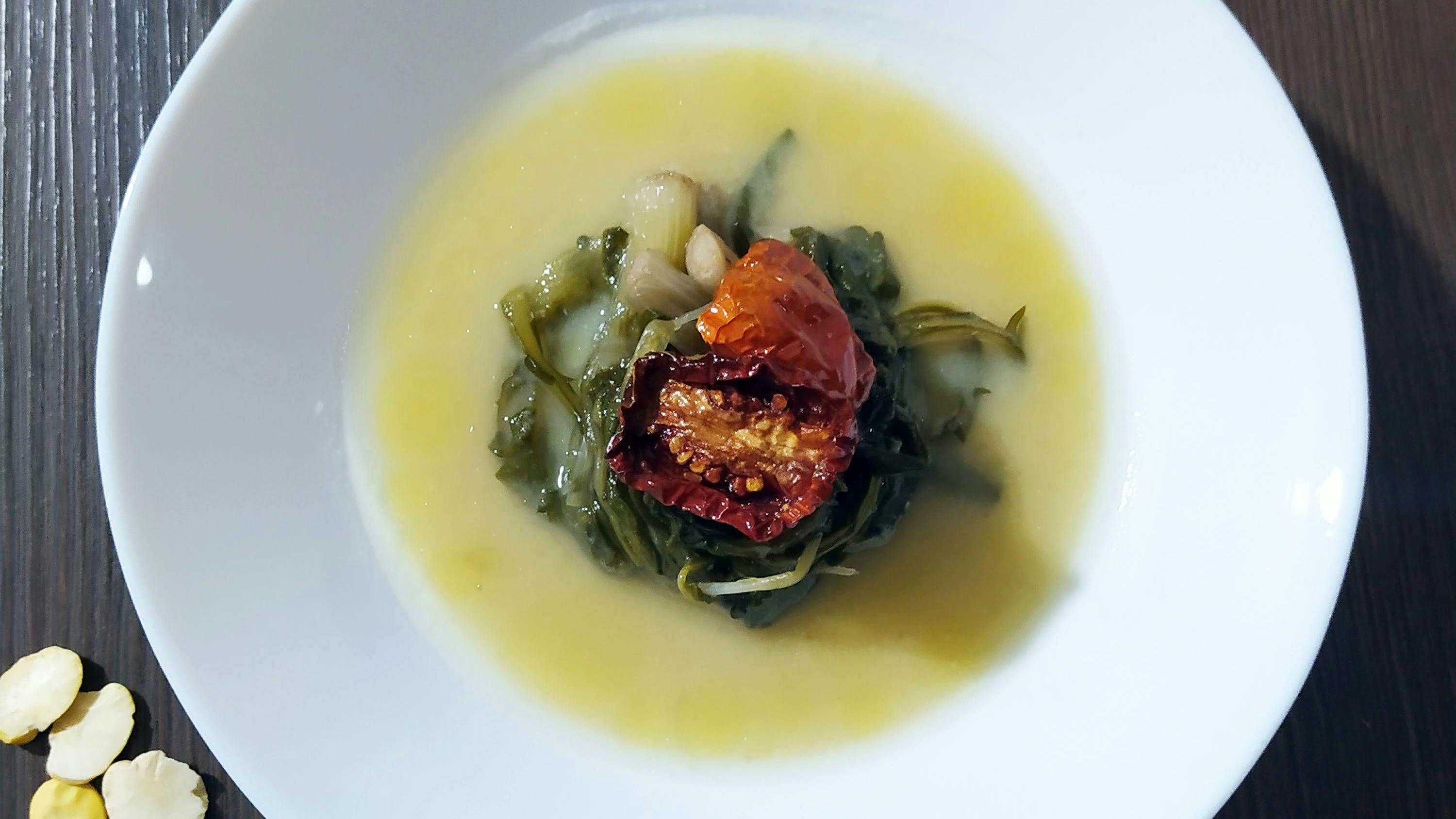 Purée de fèves avec chicorée sauvage