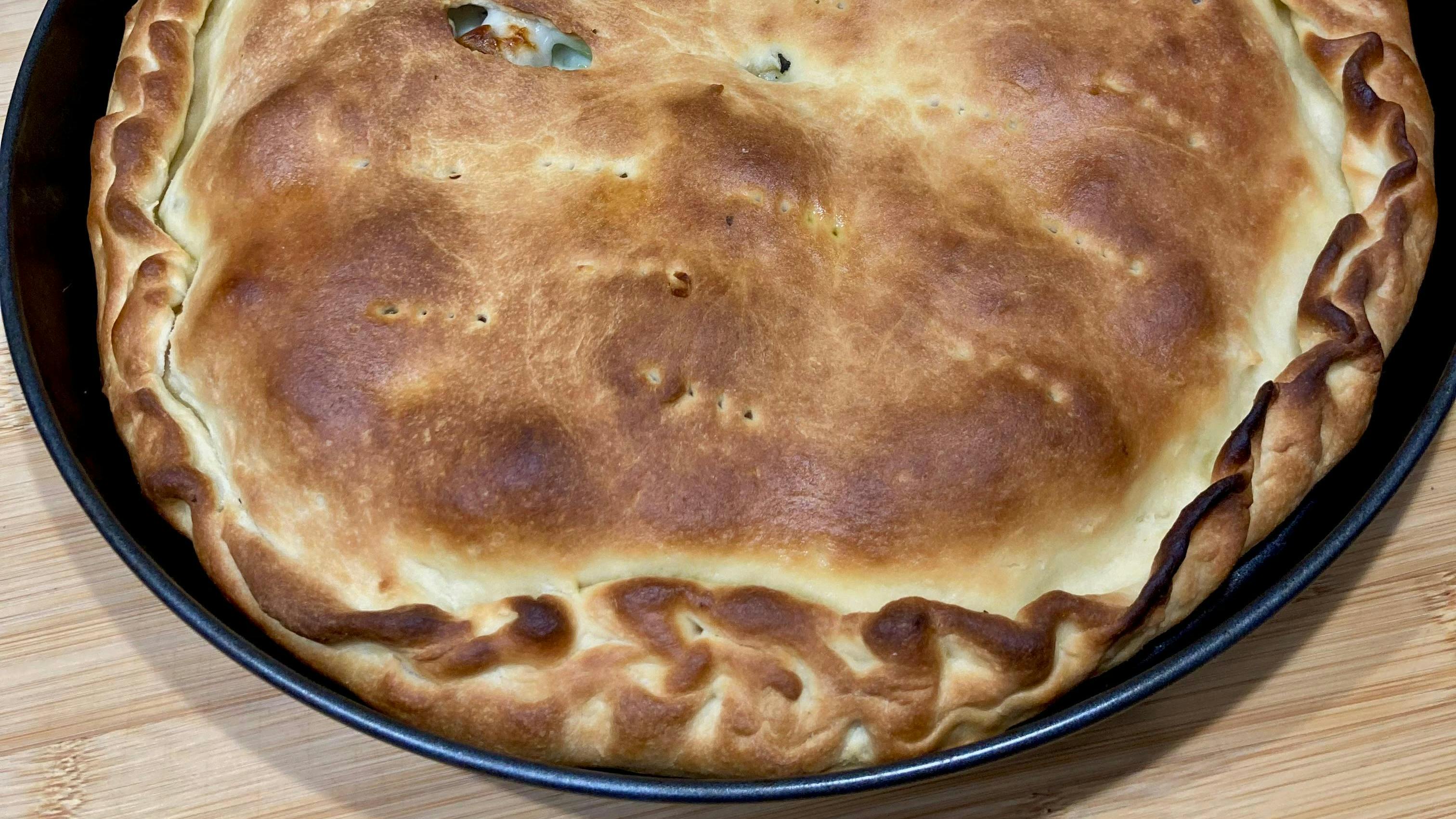 Scacciata catanese : la tourte salée typique de la Sicile orientale : une enveloppe friable qui renferme une garniture riche et savoureuse