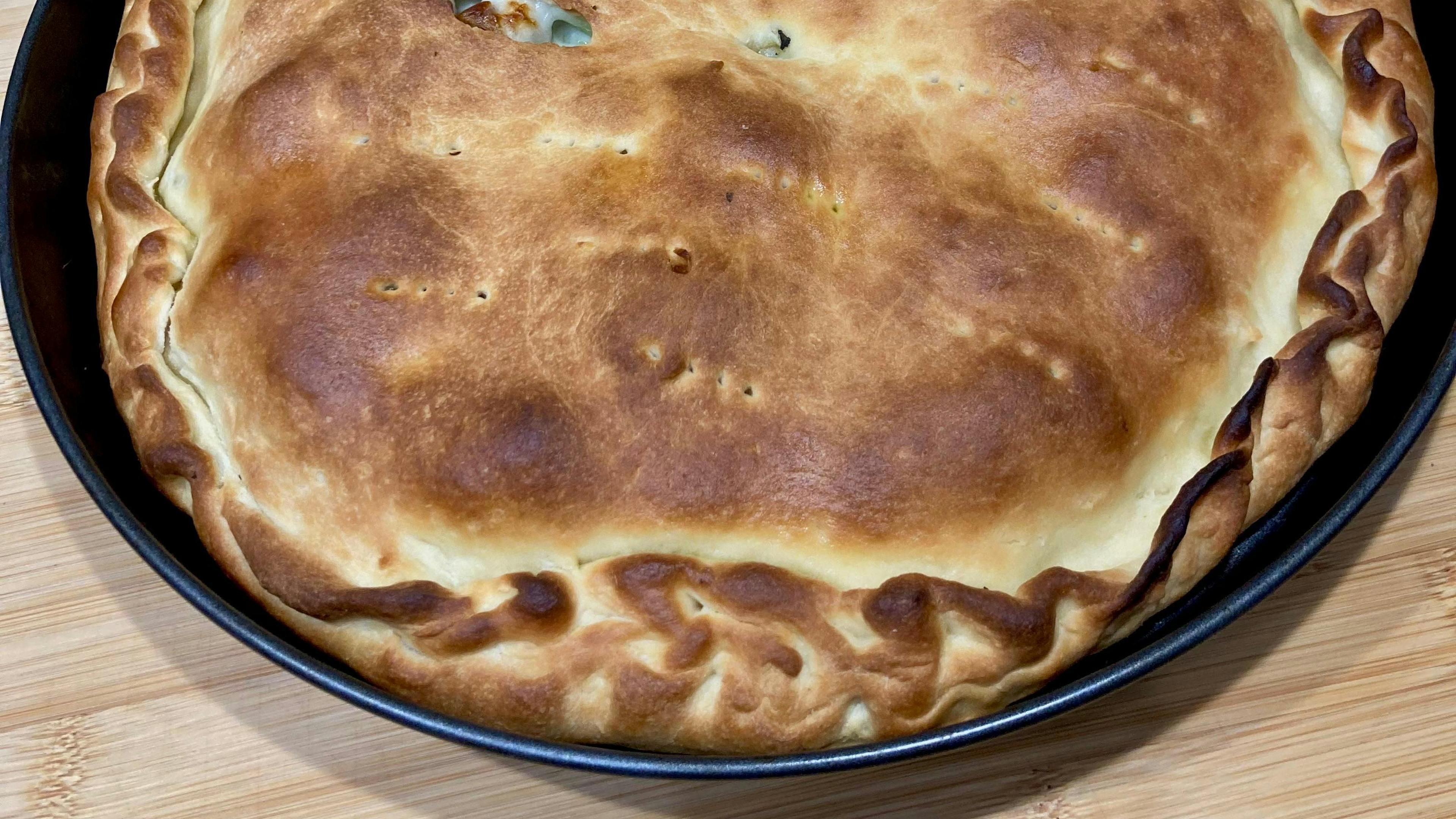 Scacciata Catanese: die typische herzhafte Torte aus Ostsizilien: eine mürbe Hülle, die eine reichhaltige und würzige Füllung umschließt