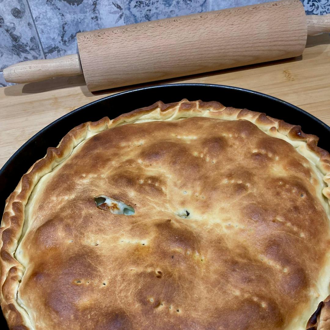 Scacciata Catanese: la torta salata tipica della Sicilia orientale: un involucro friabile che racchiude un ripieno ricco e saporito