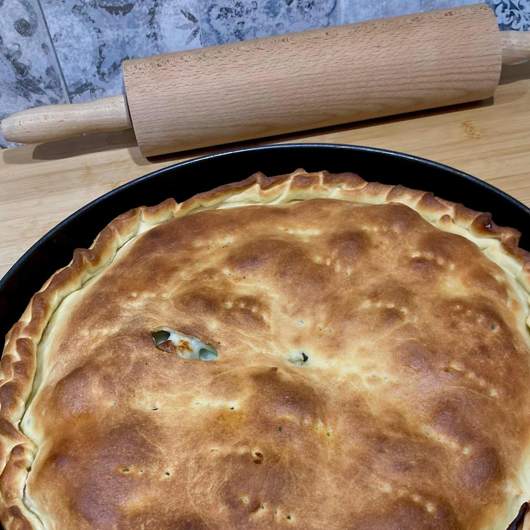 Scacciata Catanese: la torta salata tipica della Sicilia orientale: un involucro friabile che racchiude un ripieno ricco e saporito