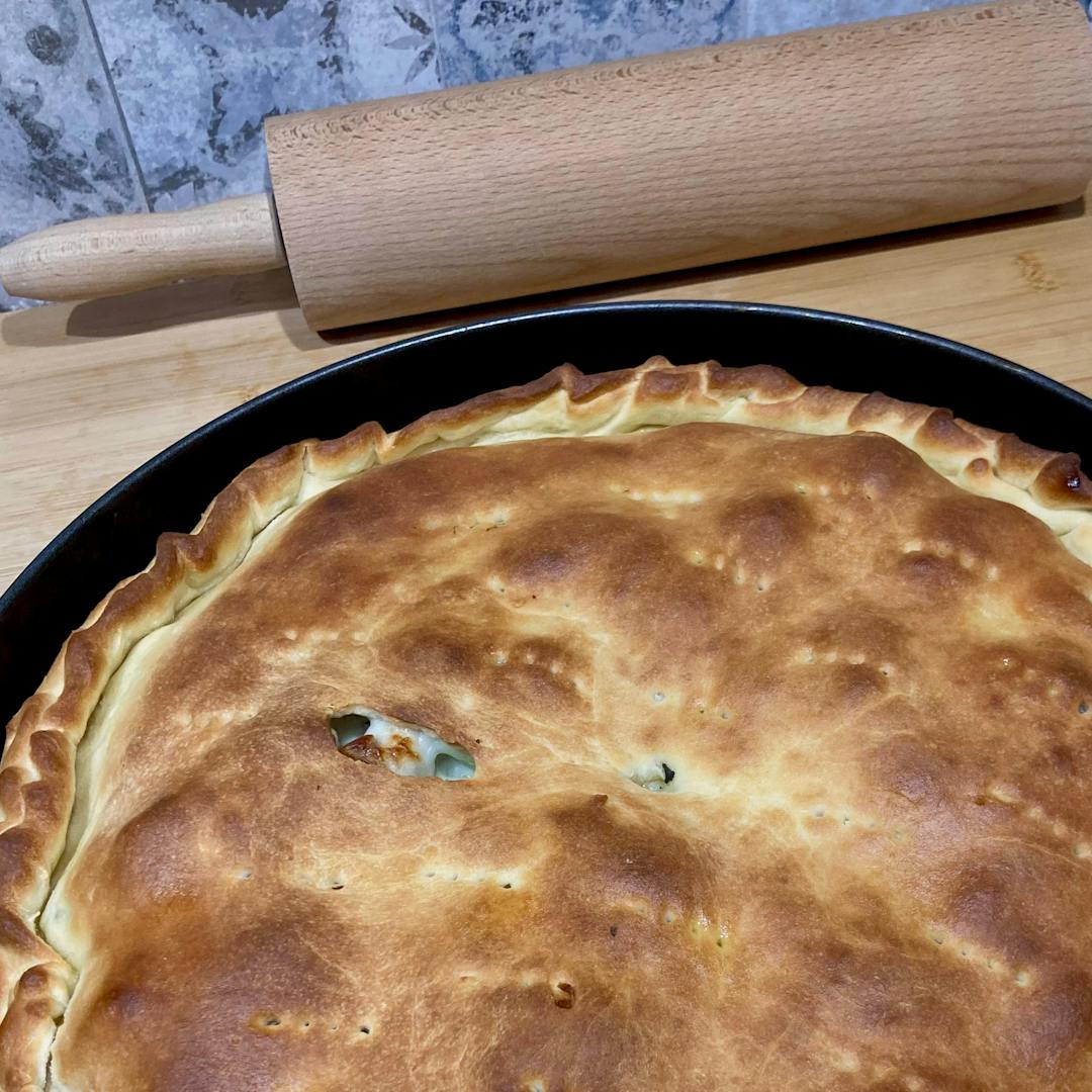 Scacciata Catanese: la torta salata tipica della Sicilia orientale: un involucro friabile che racchiude un ripieno ricco e saporito